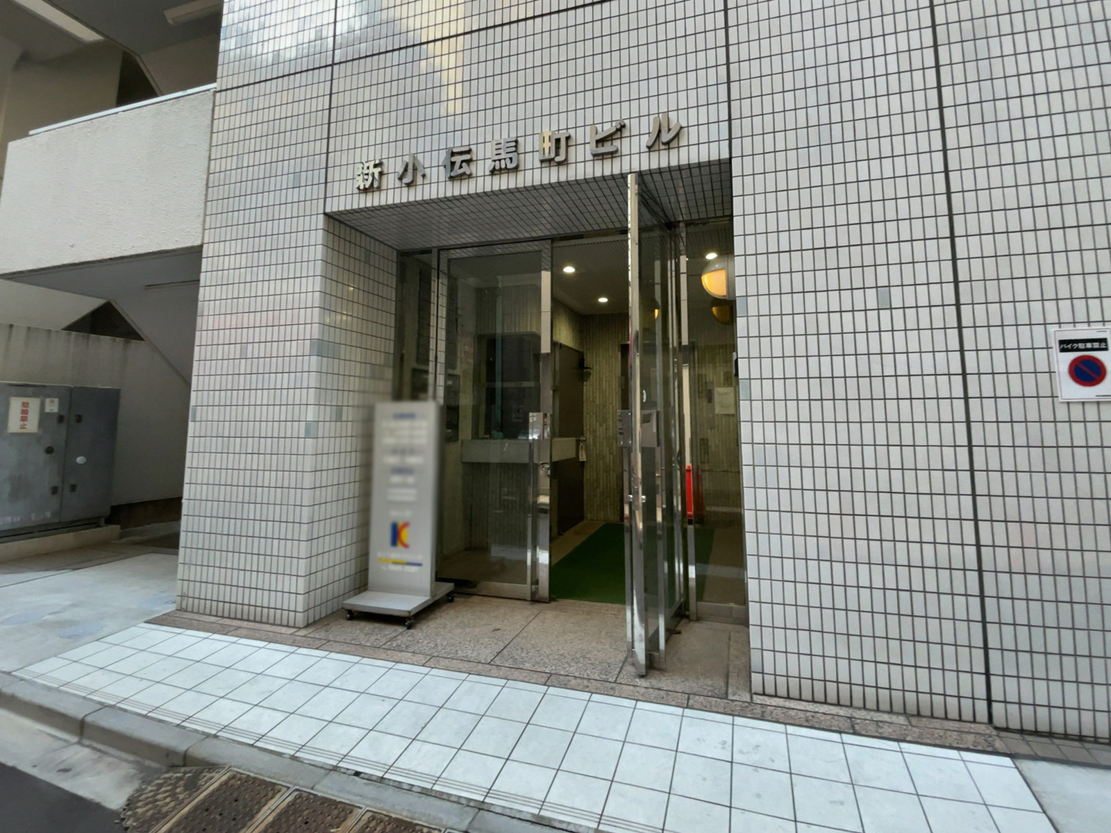 オフィスビル出入口