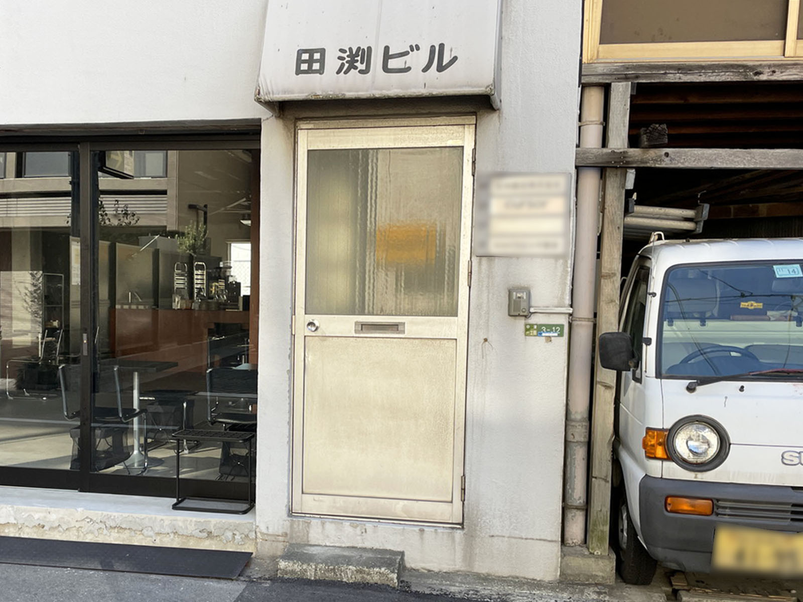 オフィスビル出入口