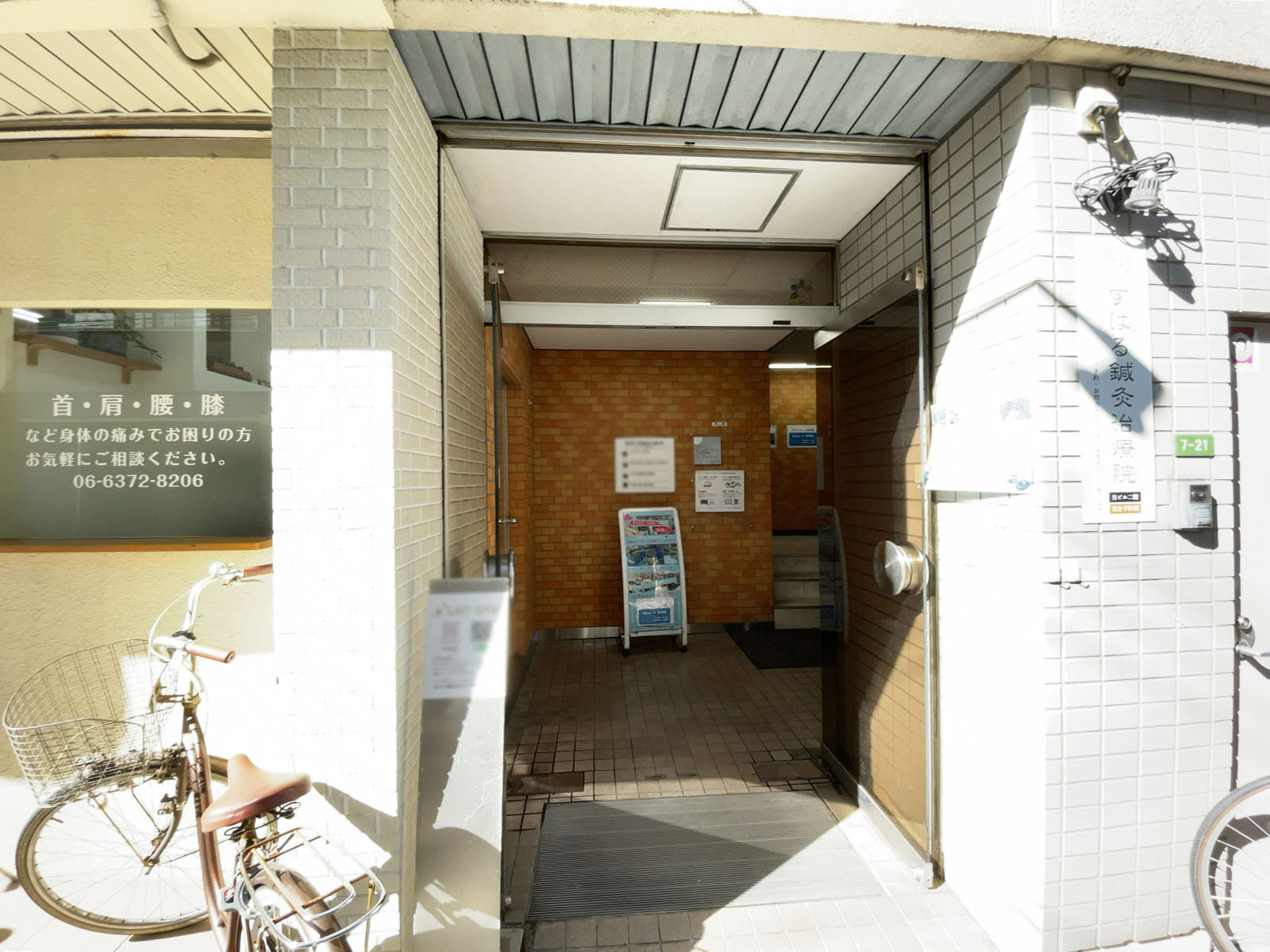 オフィスビル出入口