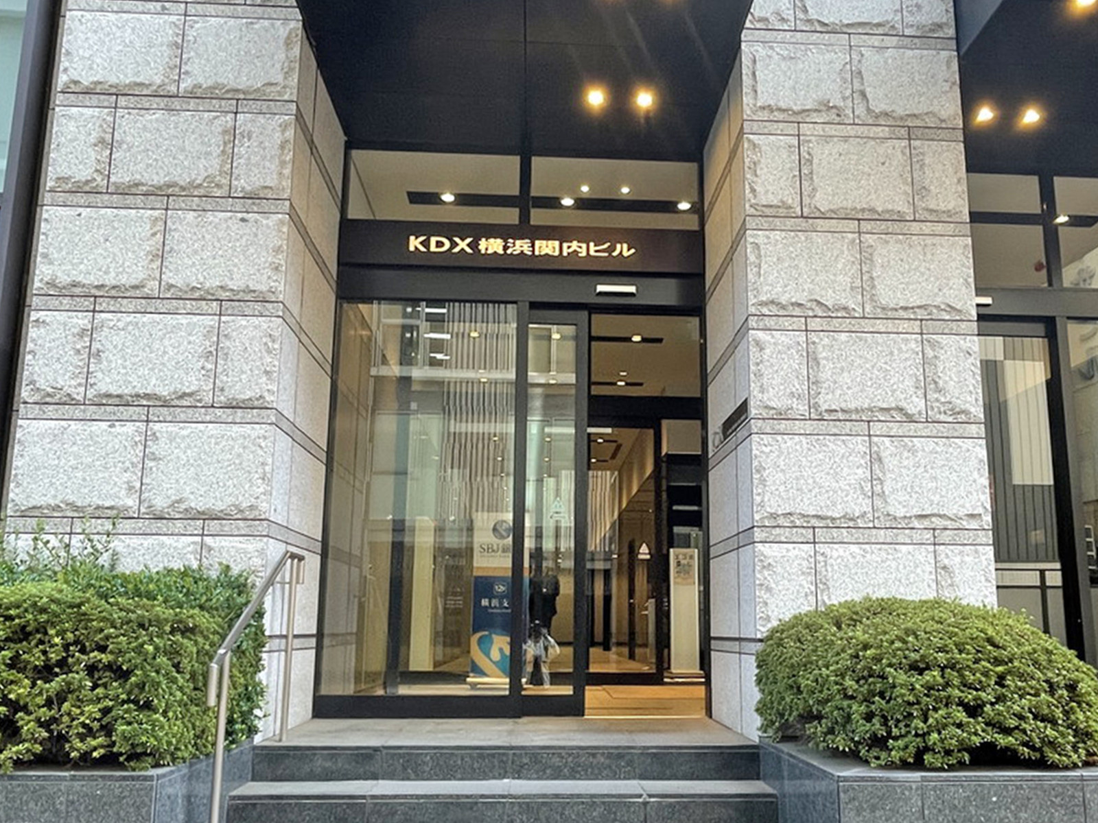 オフィスビル出入口