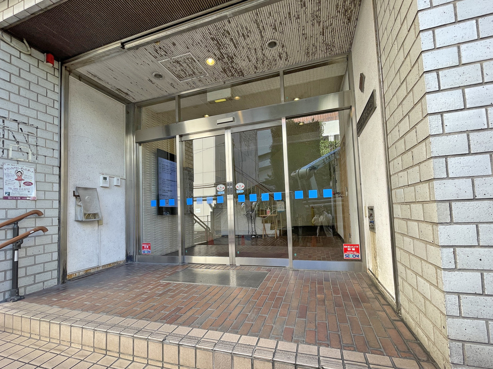 オフィスビル出入口