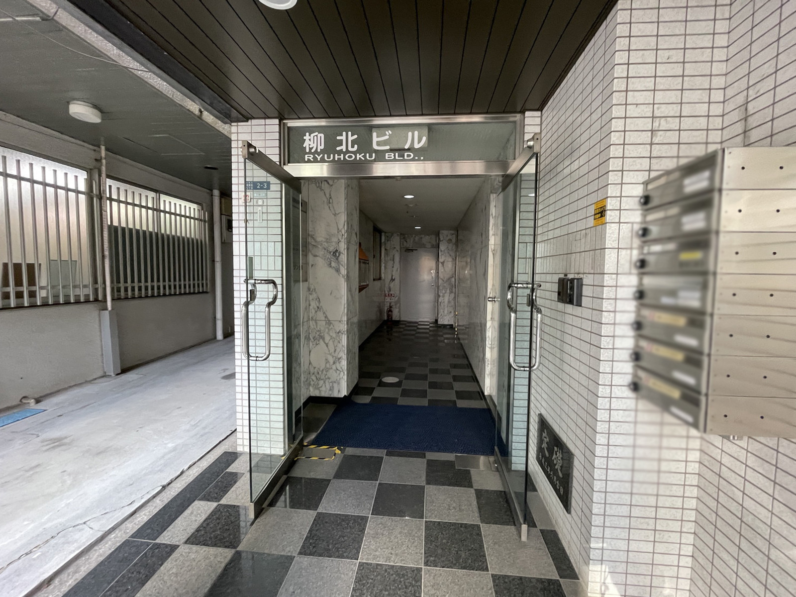 オフィスビル出入口
