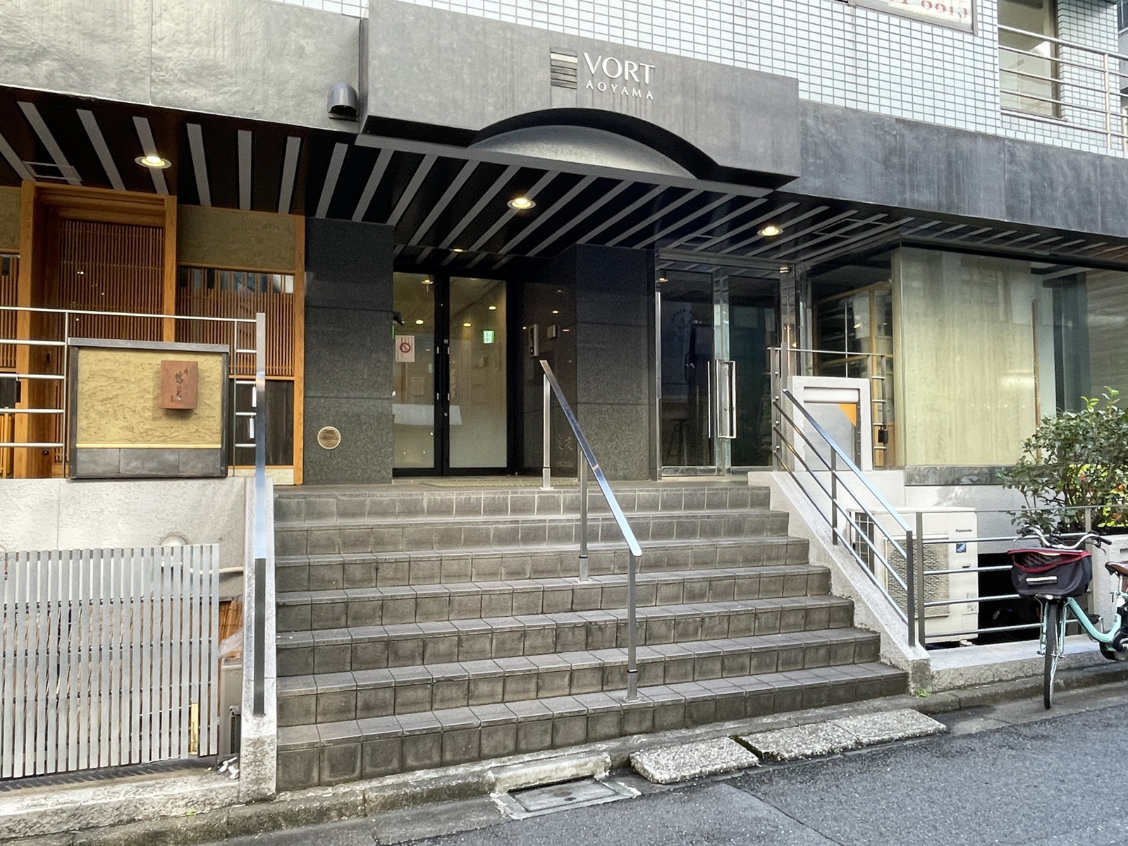 オフィスビル出入口