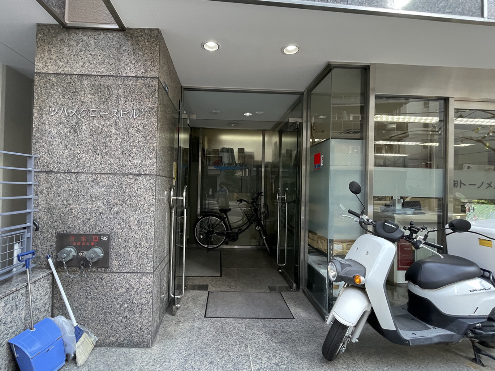 オフィスビル出入口