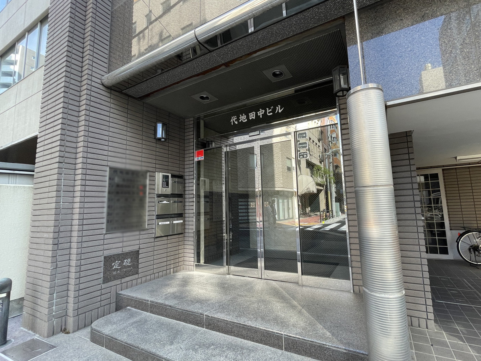 オフィスビル出入口