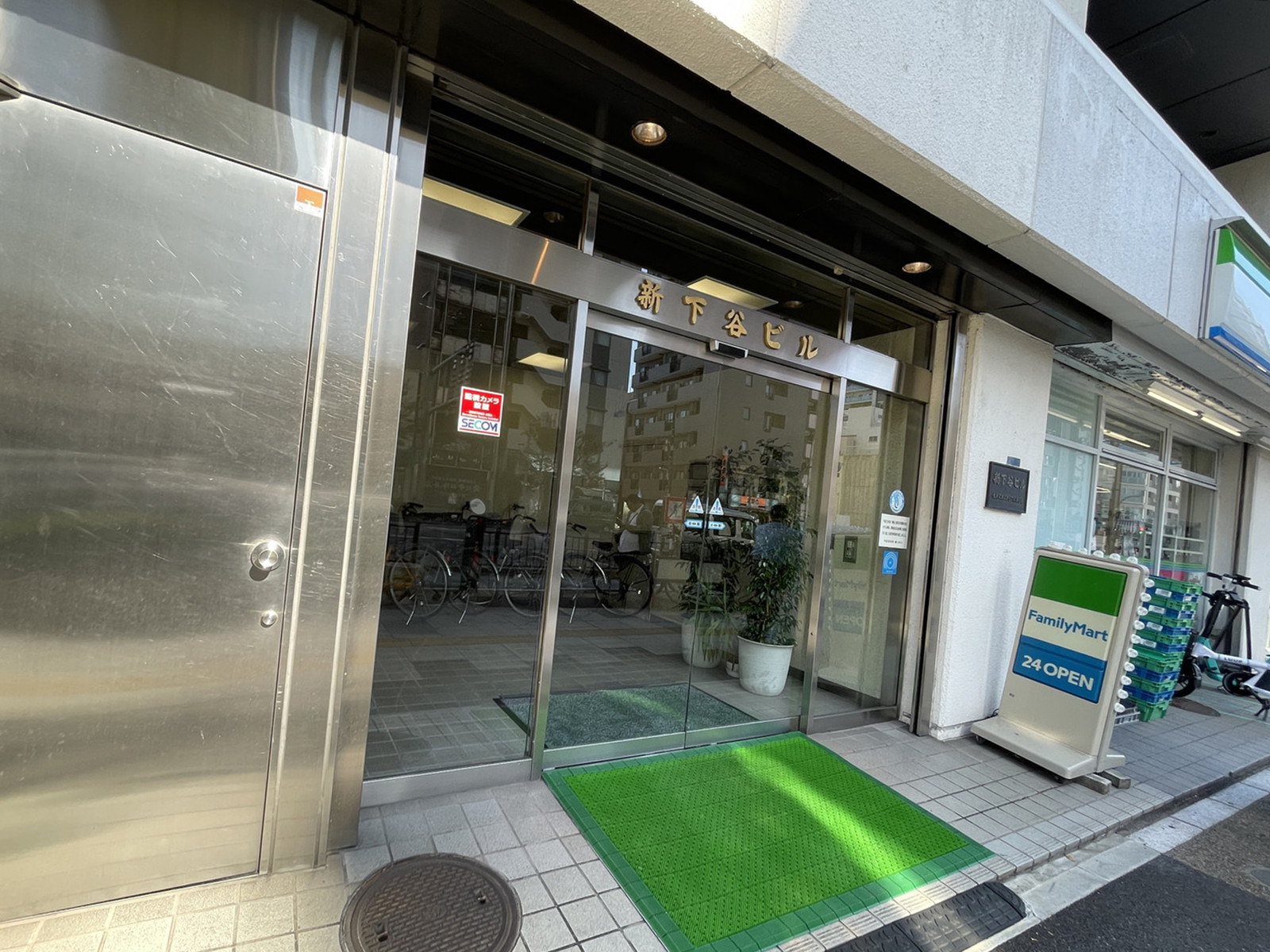 オフィスビル出入口