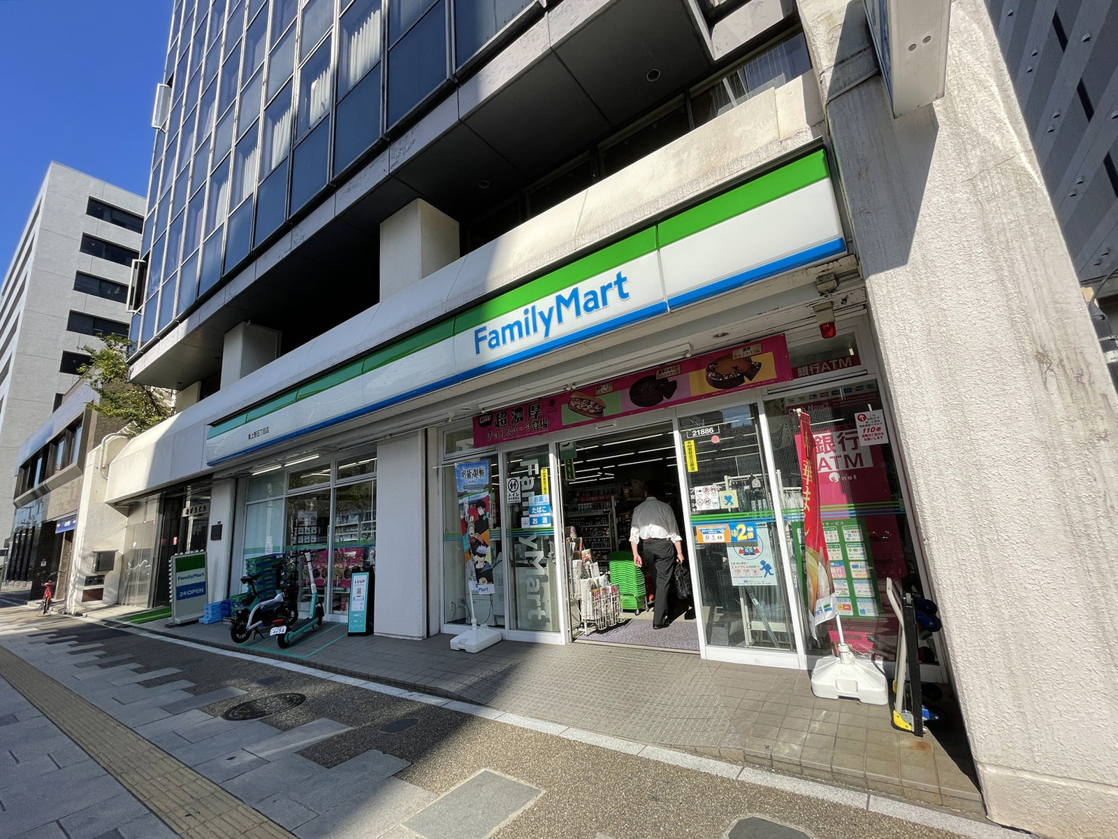 1階のファミリーマート東上野5丁目店