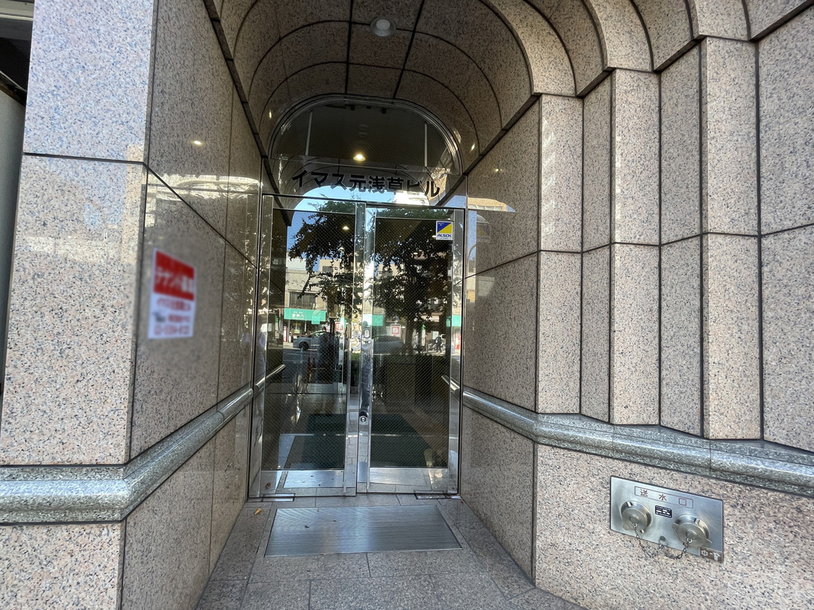 オフィスビル出入口