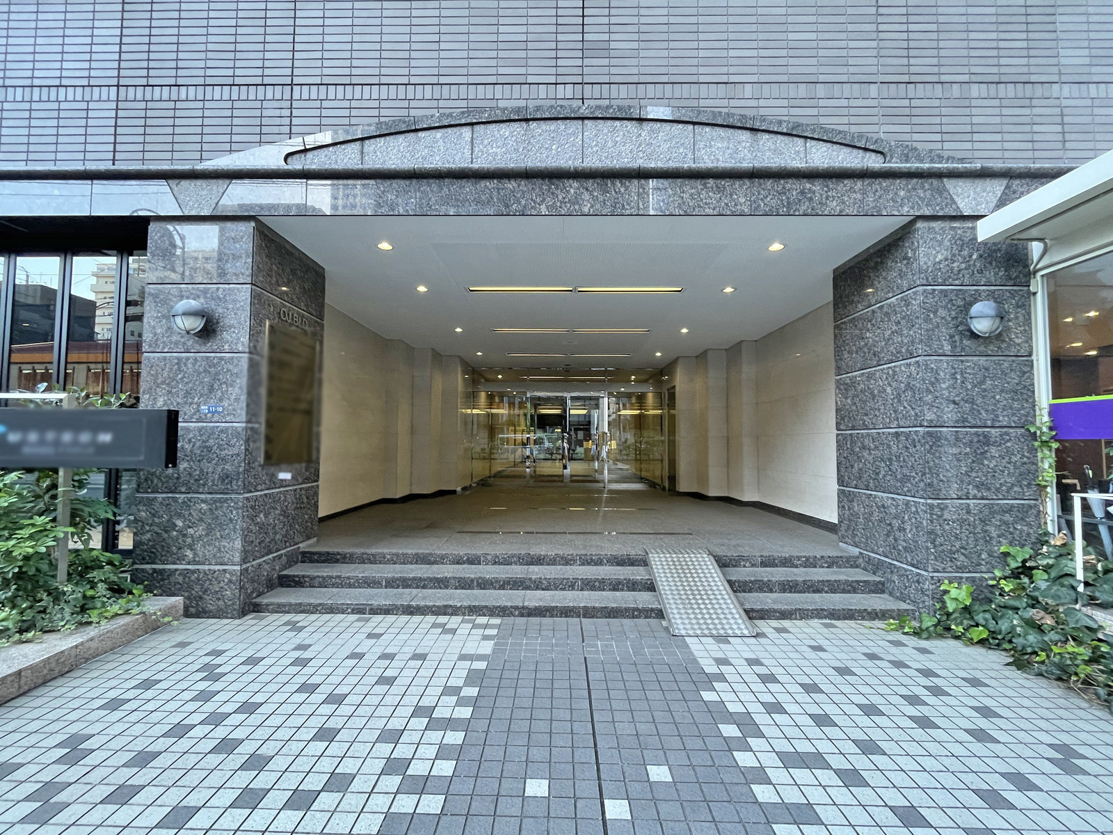 オフィスビル出入口