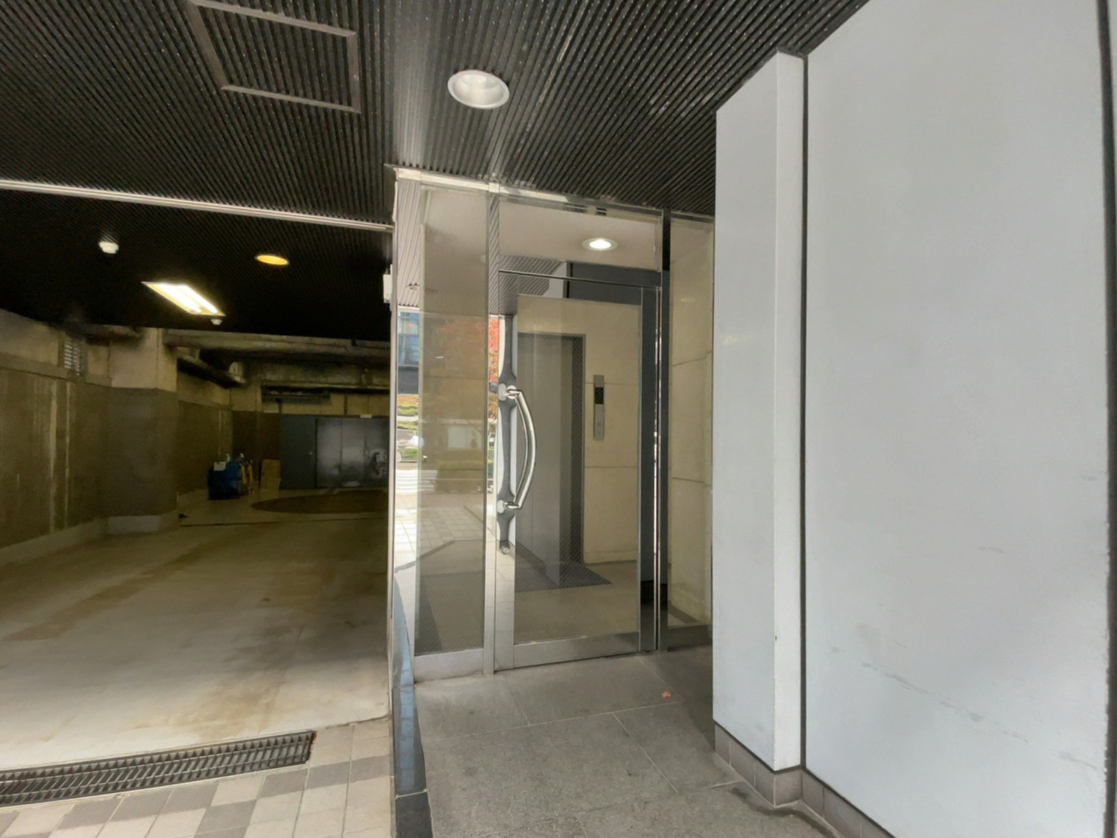 オフィスビル出入口