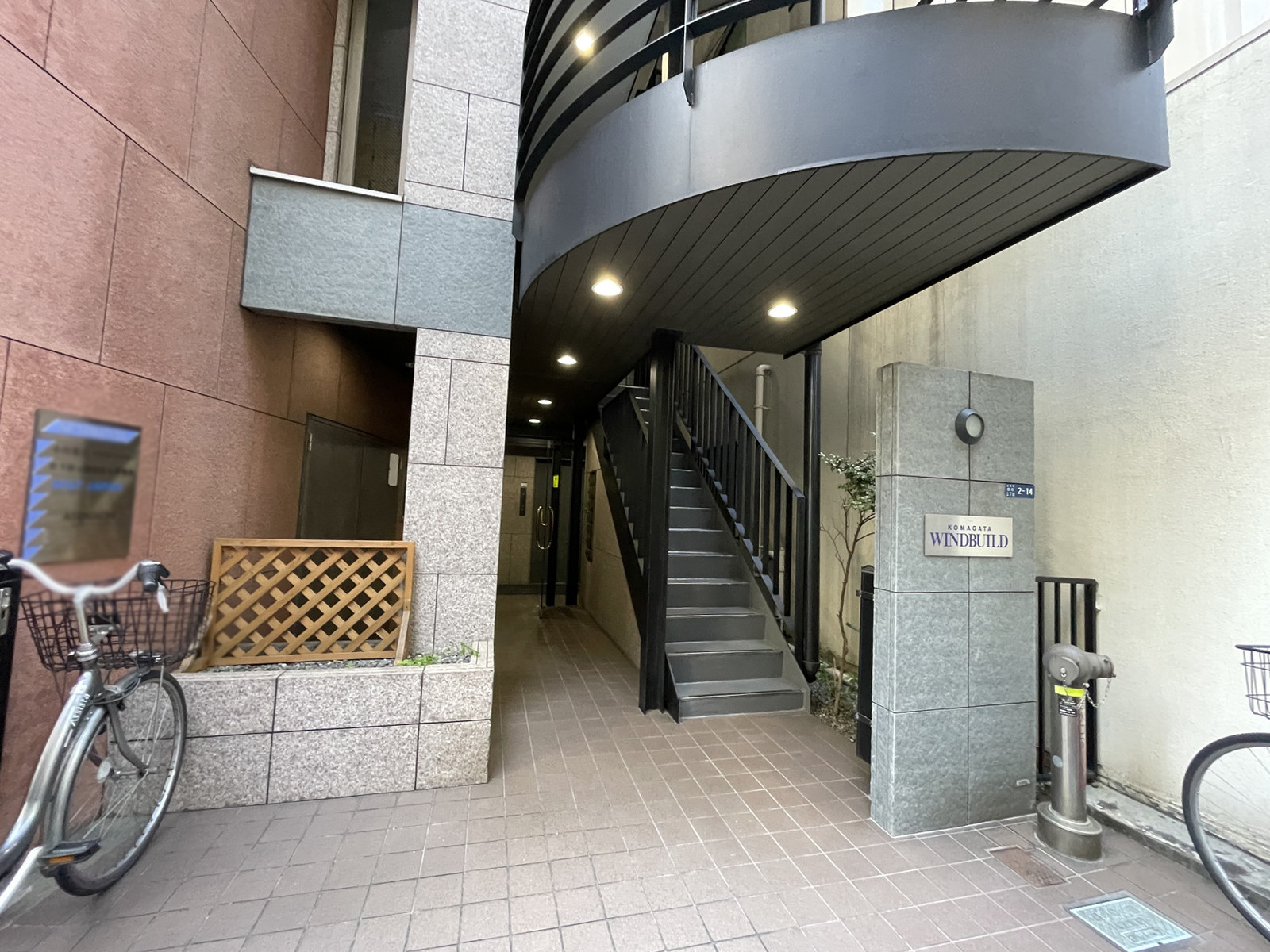 オフィスビル出入口