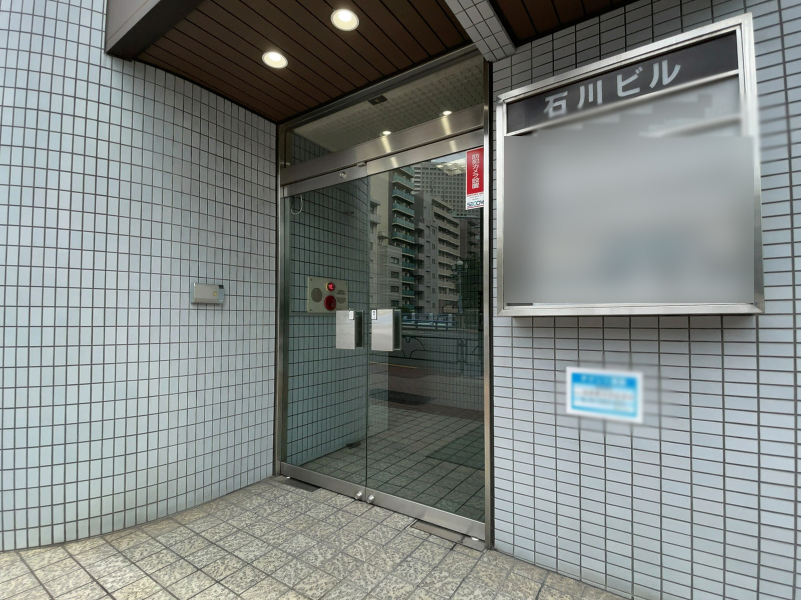 オフィスビル出入口
