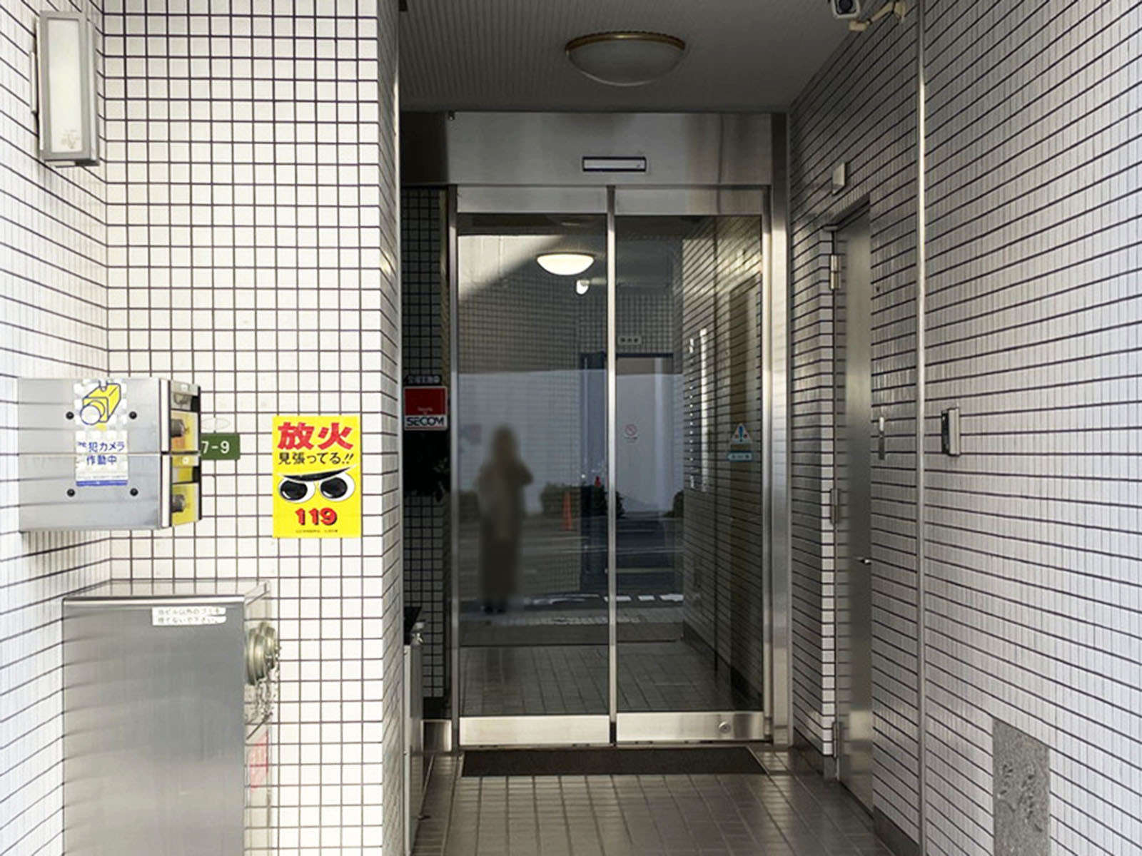 オフィスビル出入口