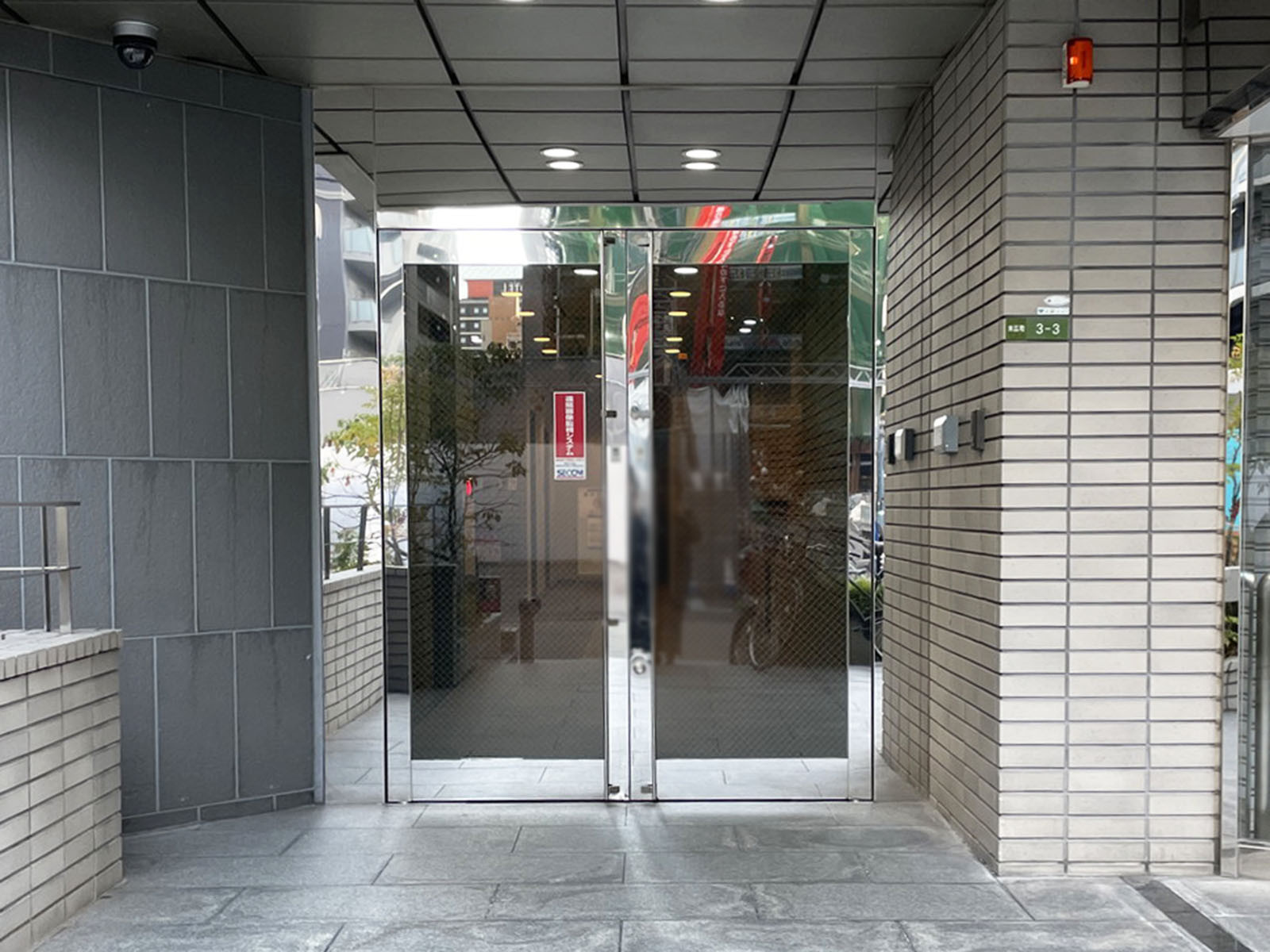 オフィスビル出入口