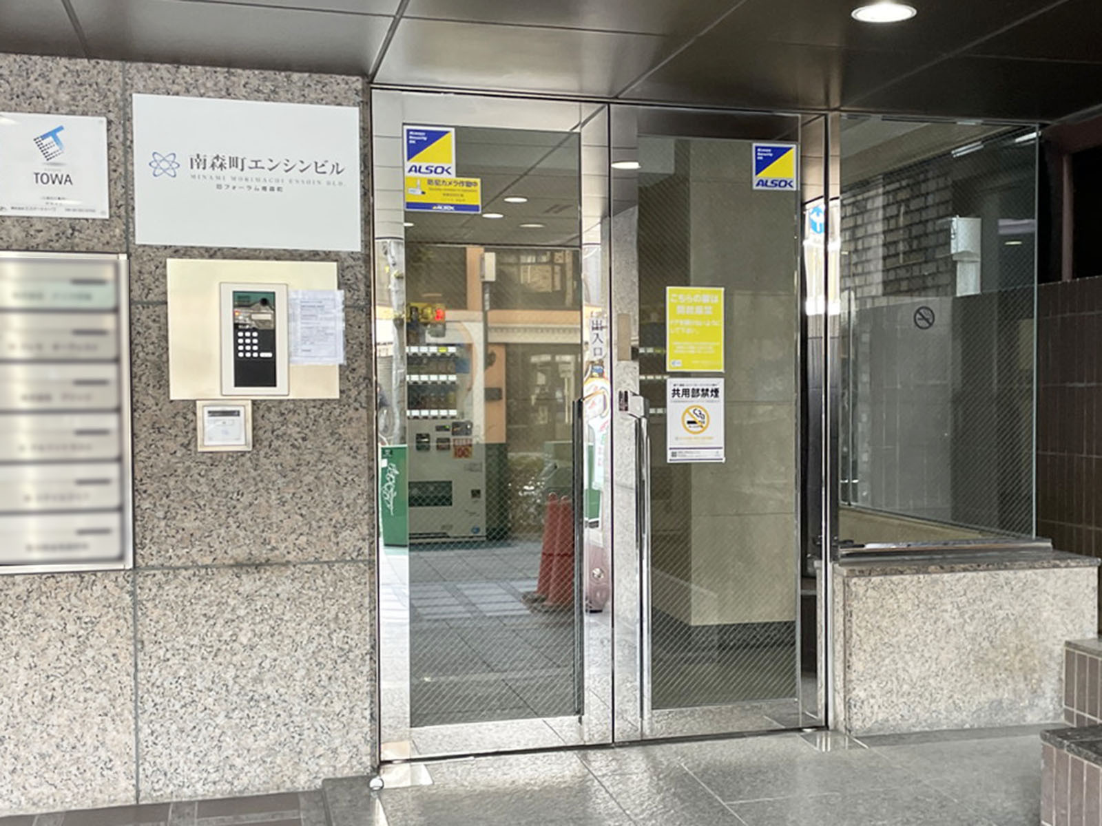 オフィスビル出入口