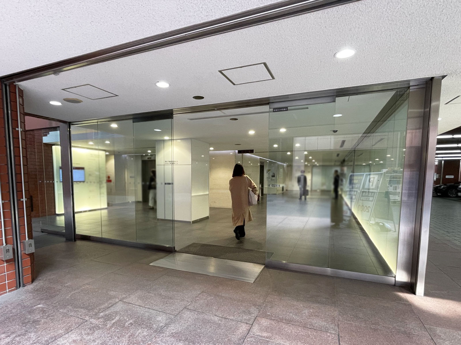 オフィスビル出入口