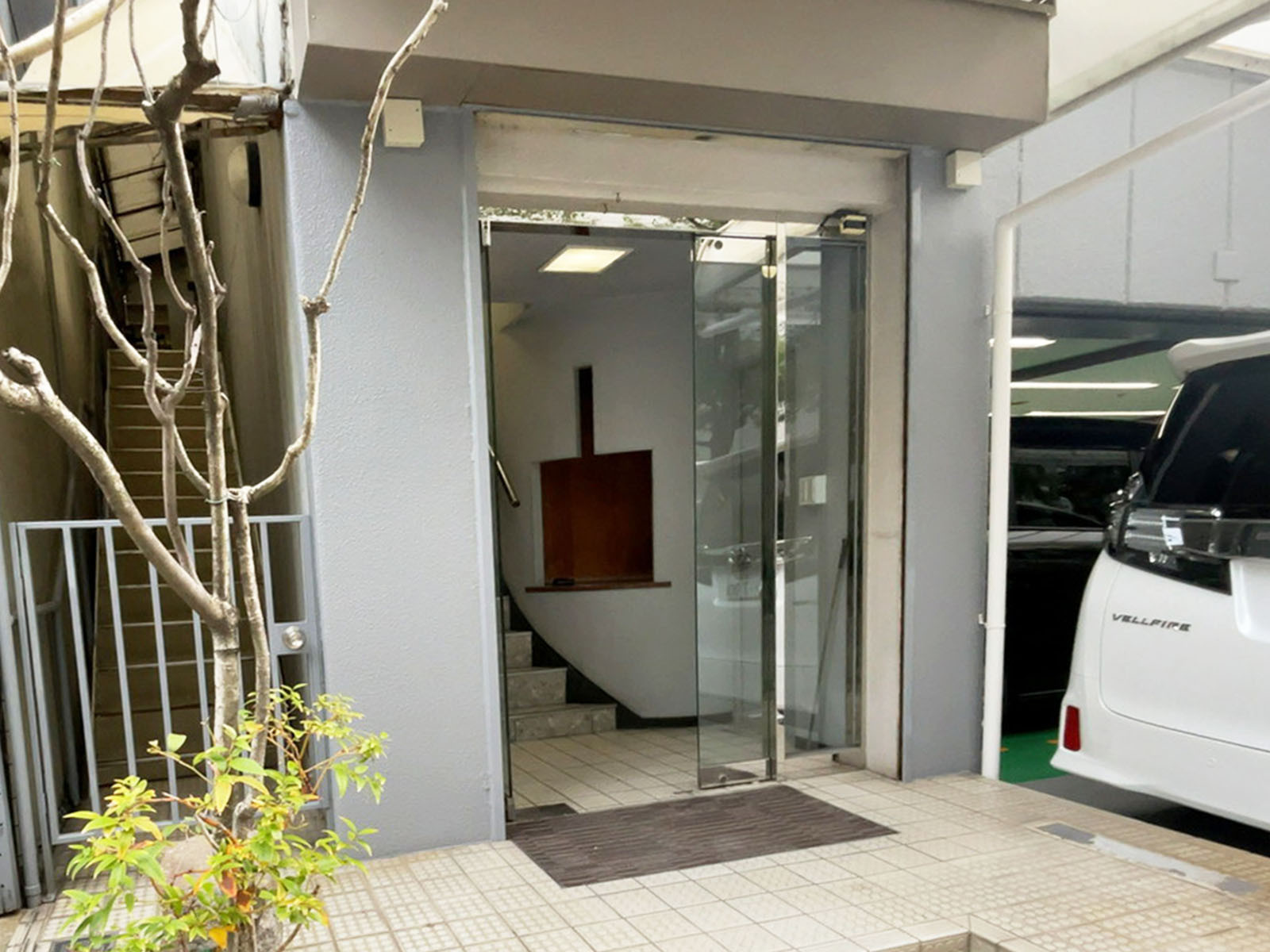 オフィスビル出入口
