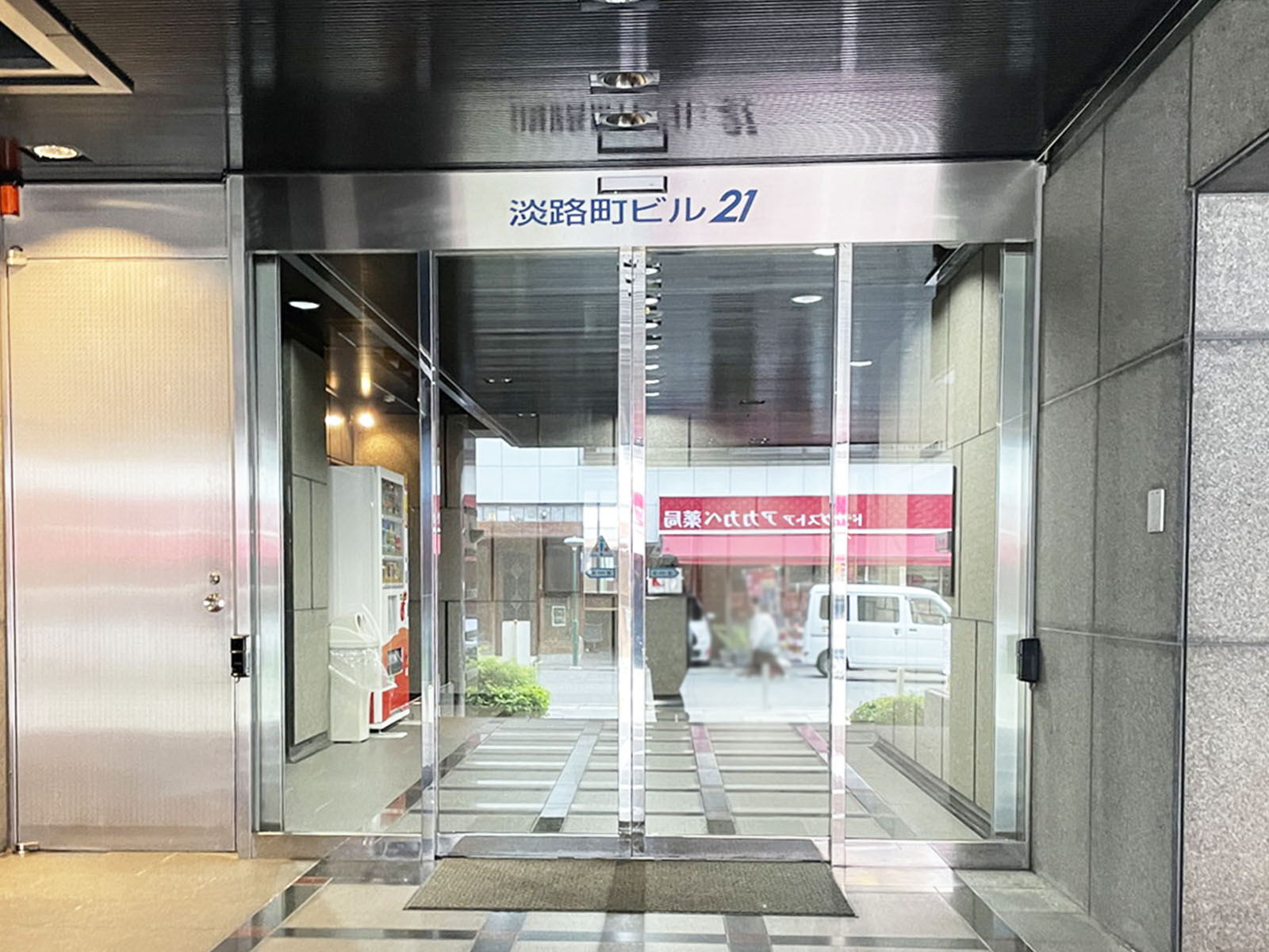 オフィスビル出入口