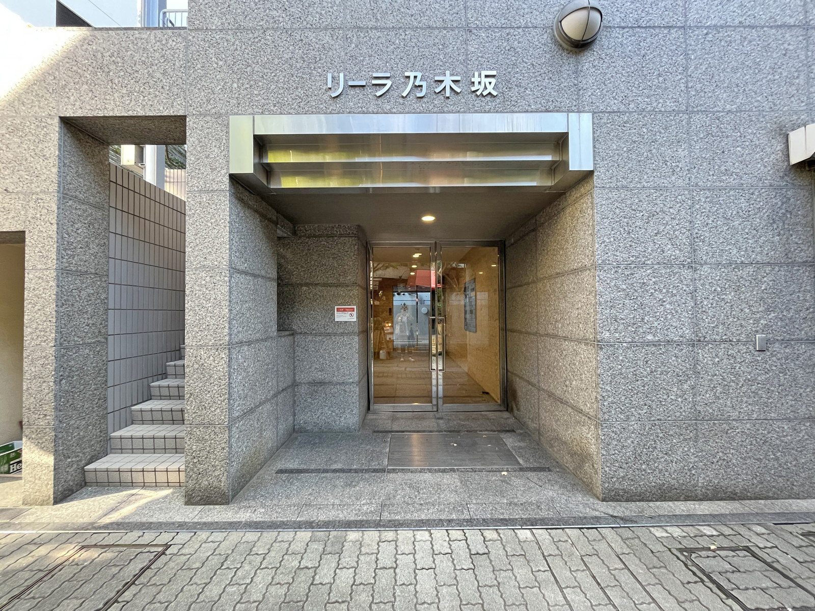 オフィスビル出入り口