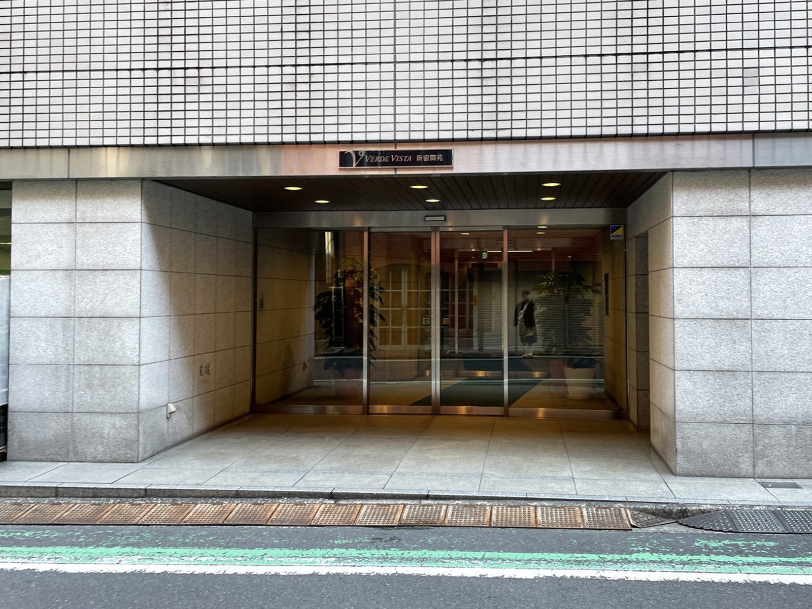 オフィスビル出入口