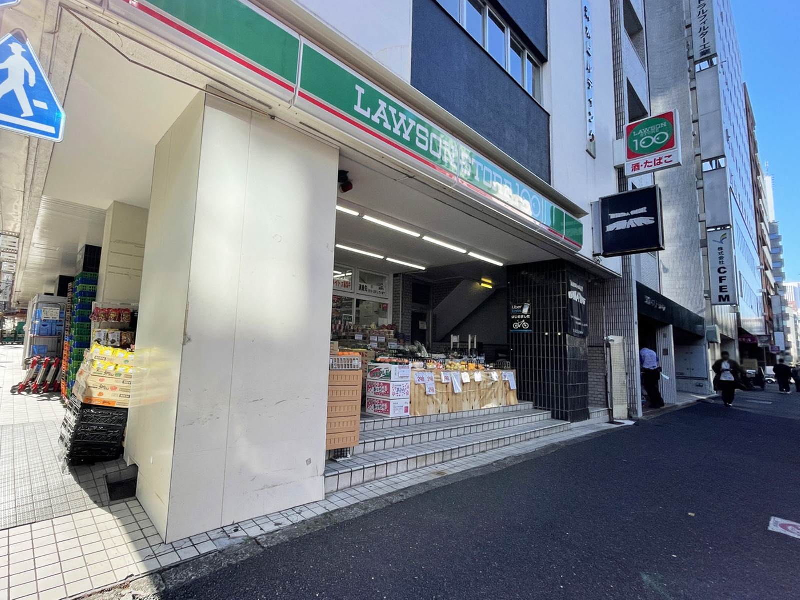 1階のローソンストア100 新宿一丁目店