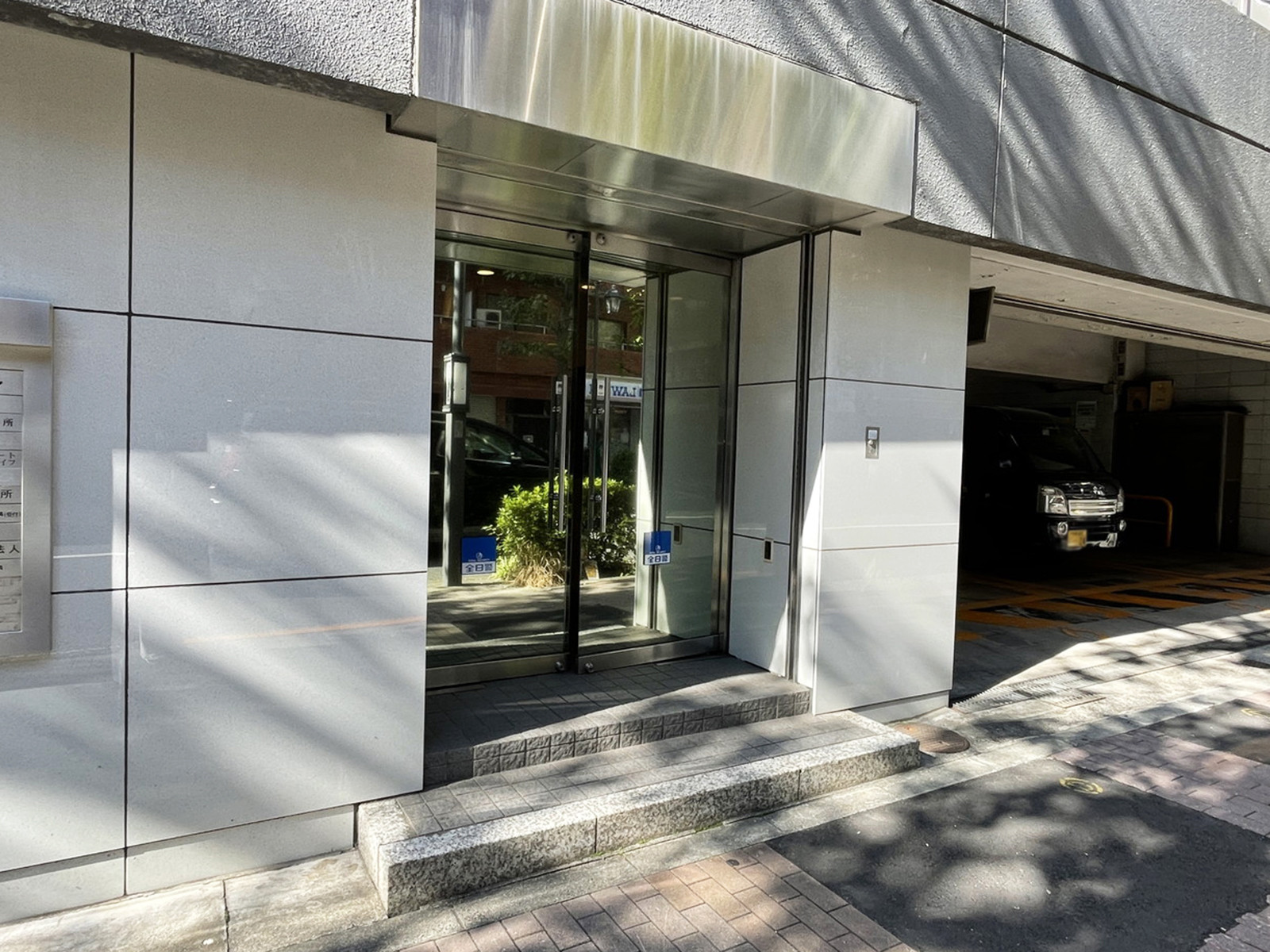 オフィスビル出入口
