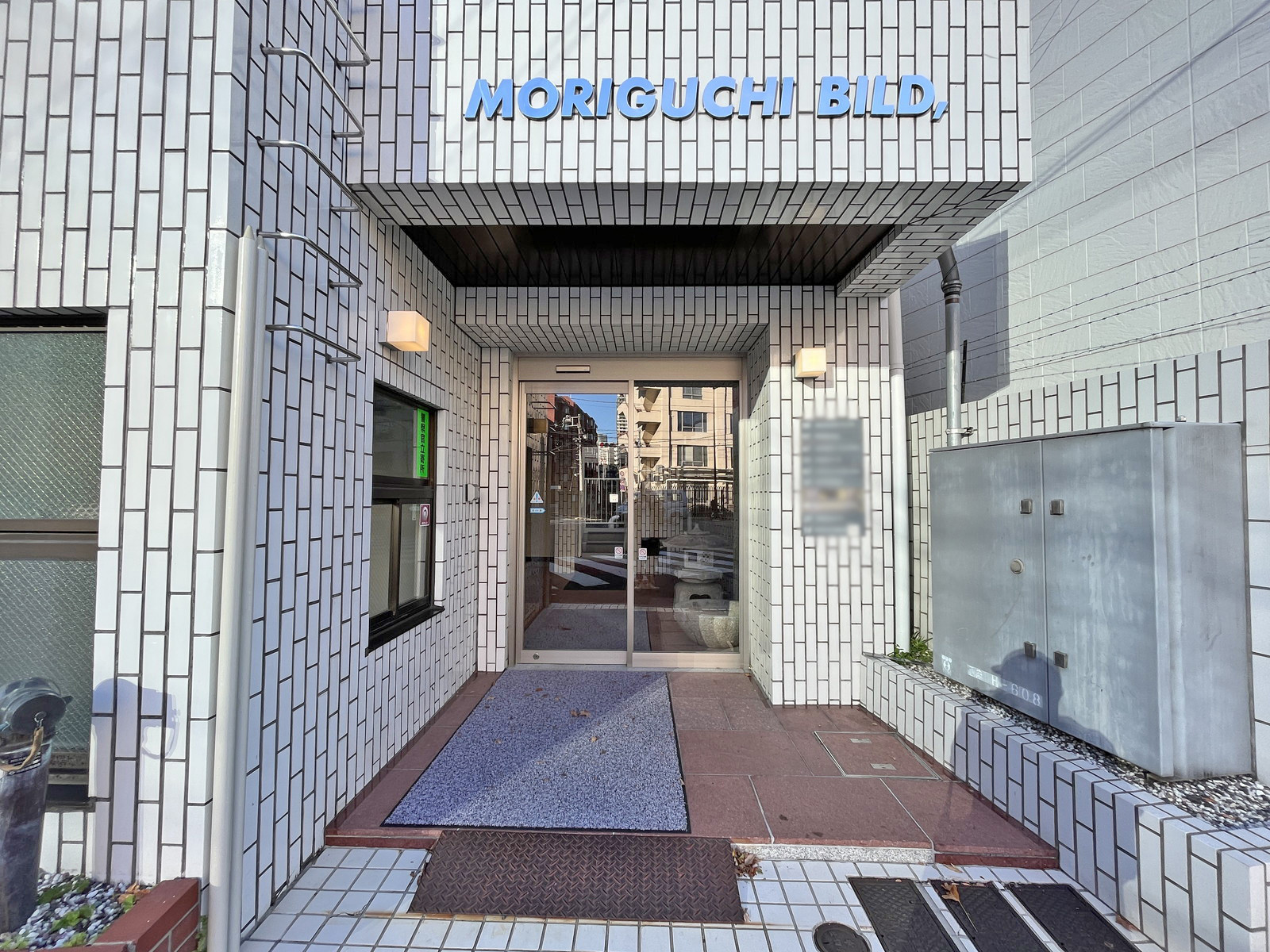 オフィスビル出入り口