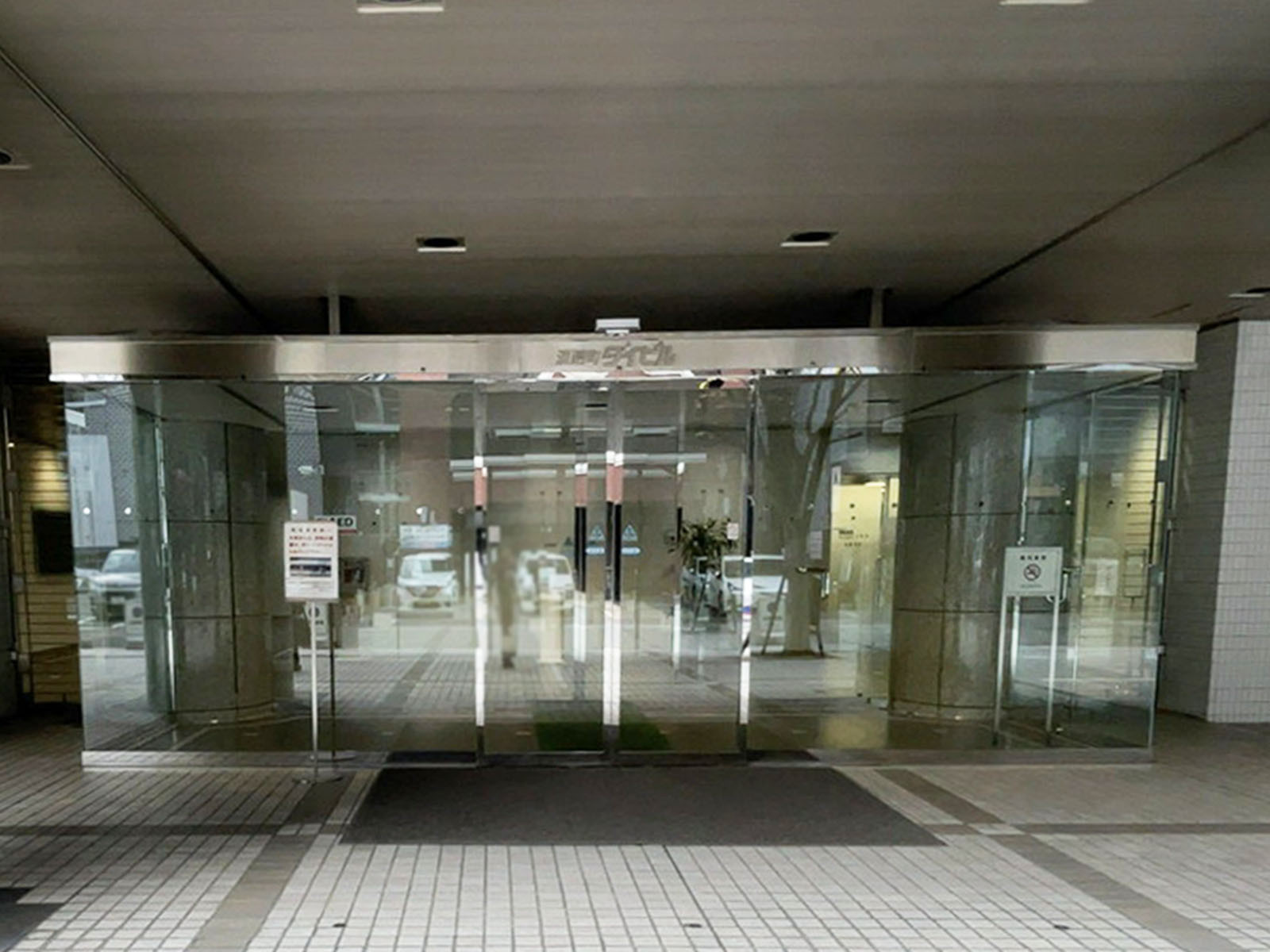 オフィスビル出入口