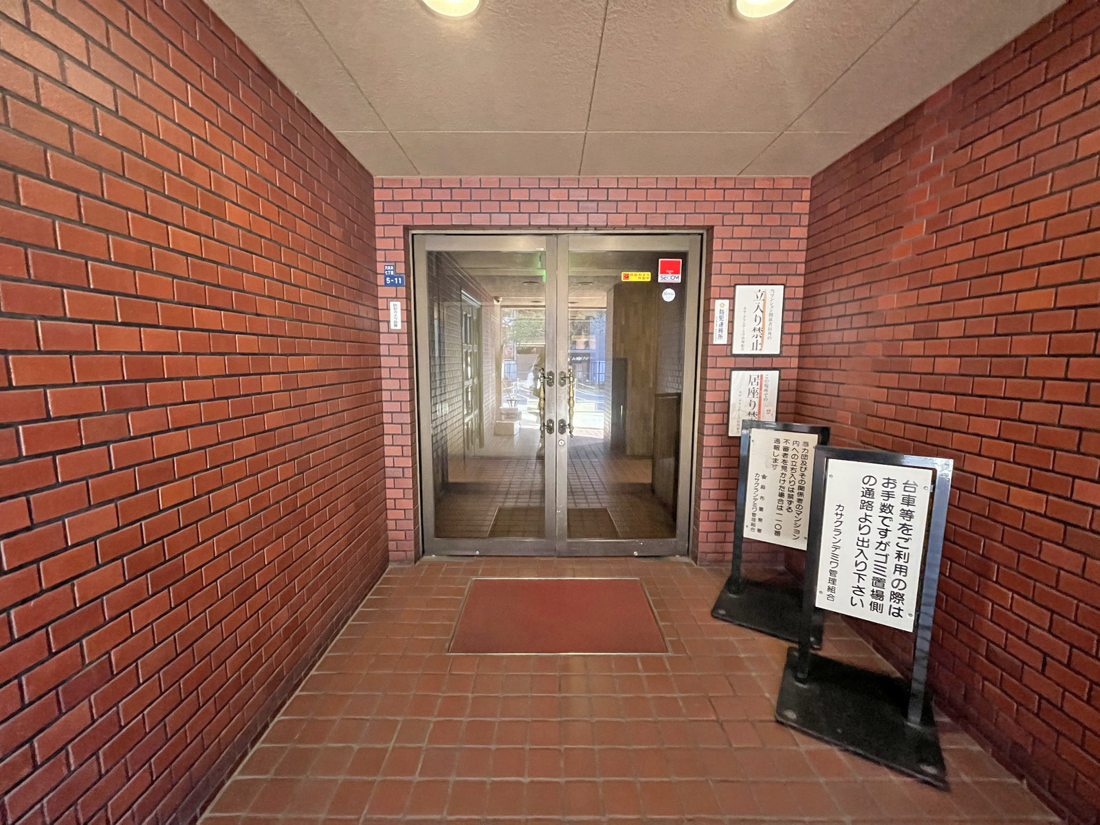建物出入り口