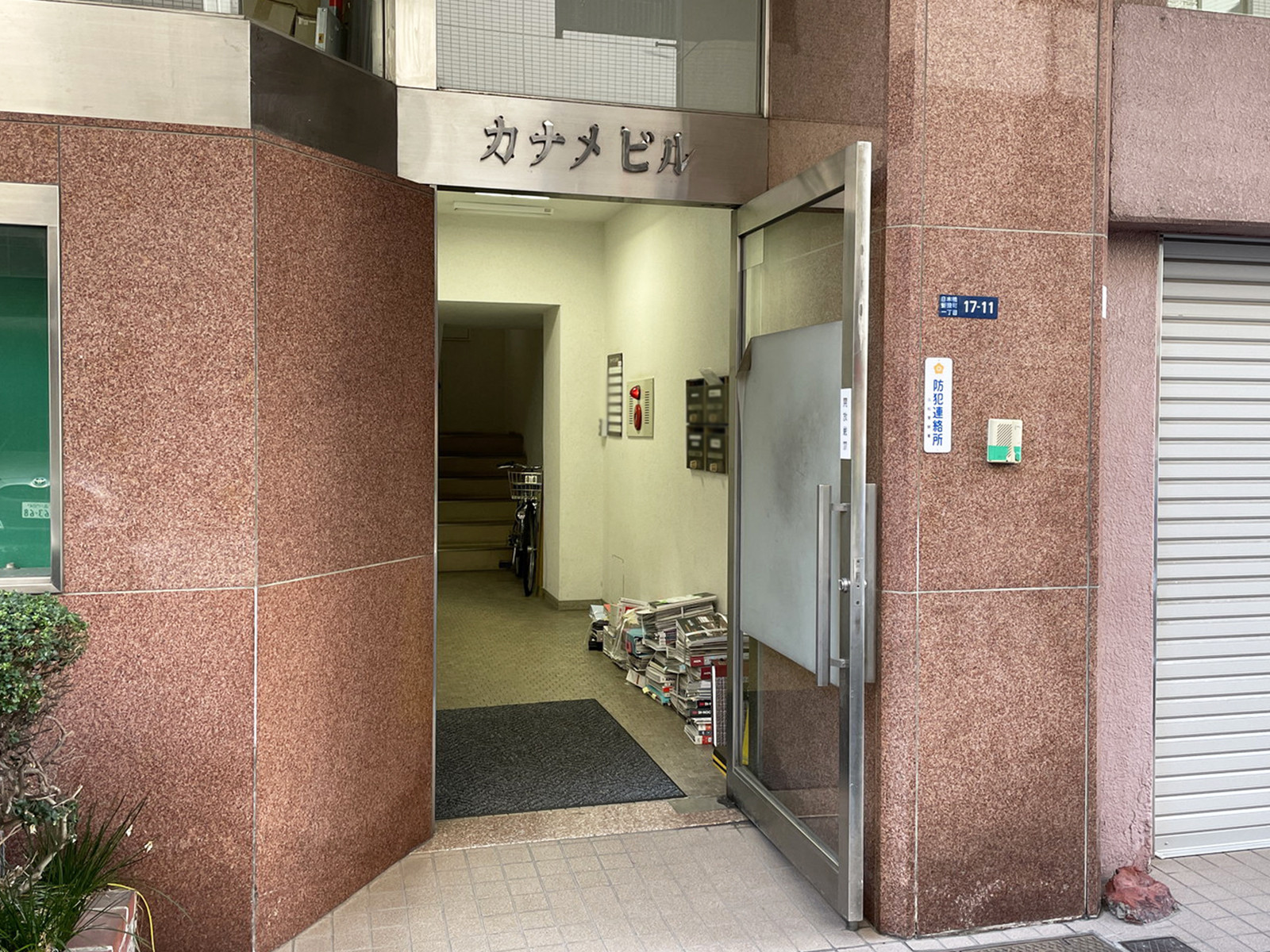 オフィスビル出入口