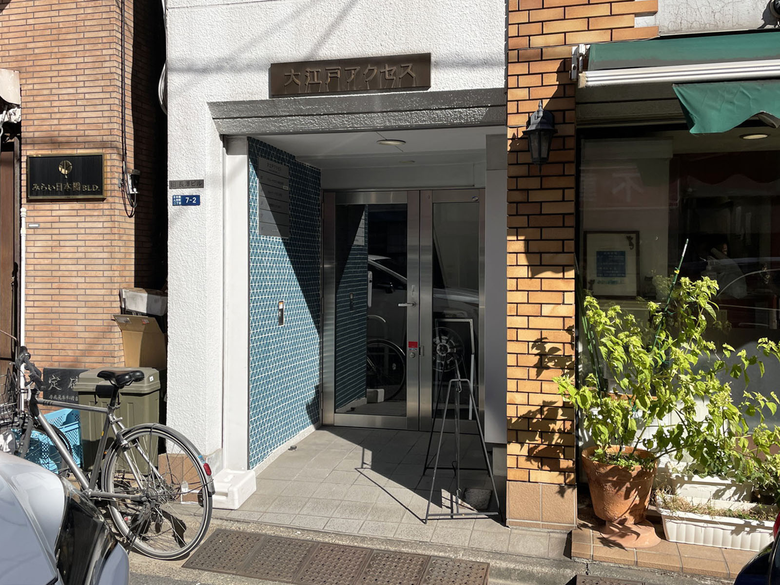 オフィスビル出入口