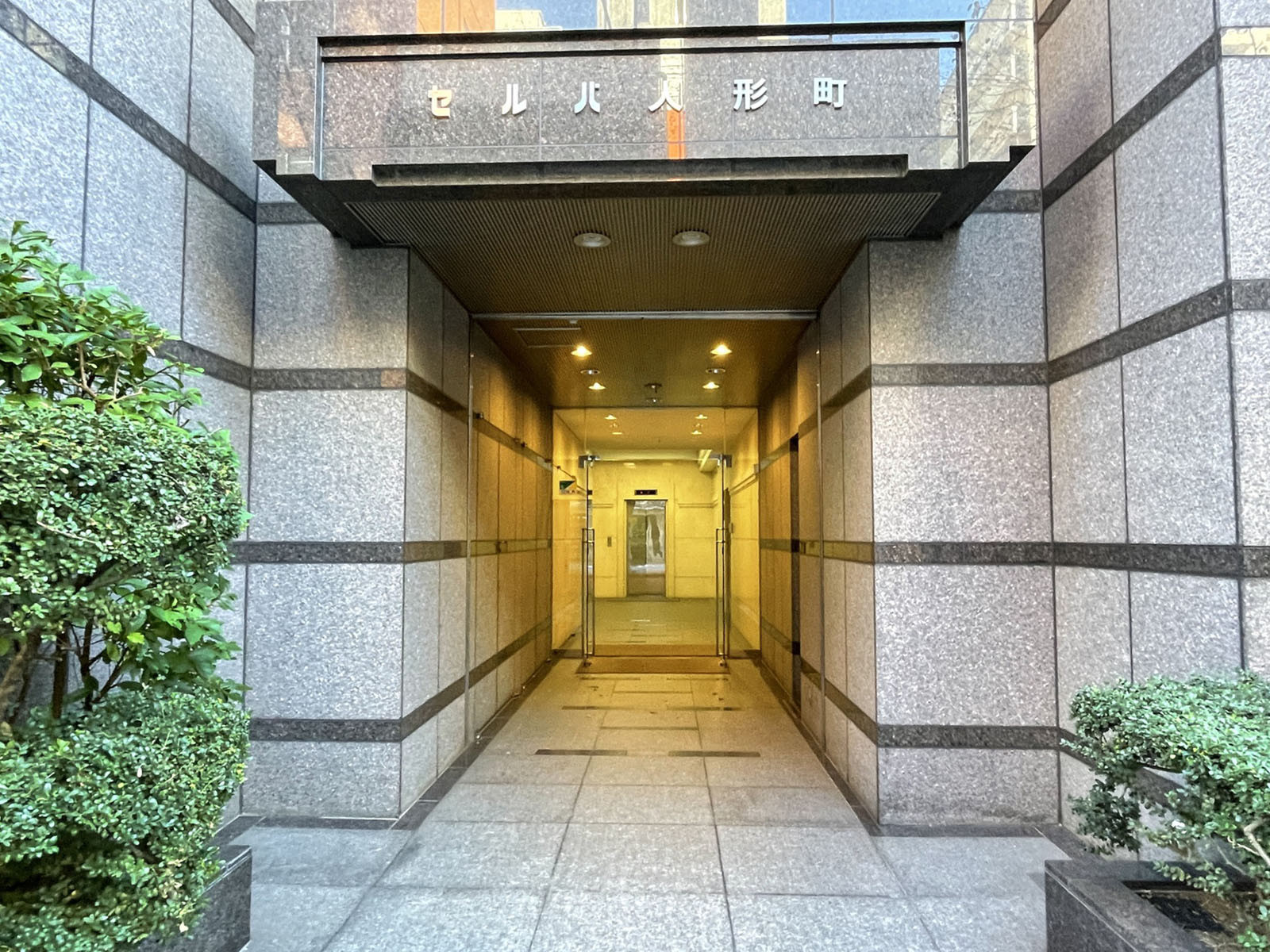 オフィスビル出入口