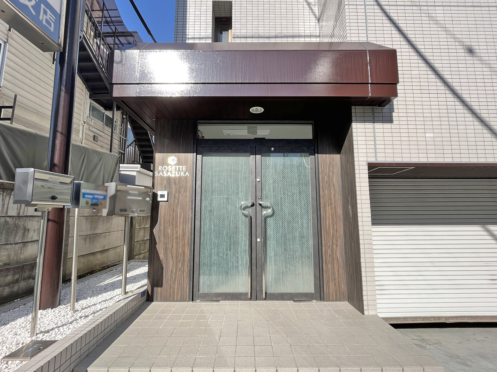オフィスビル出入り口