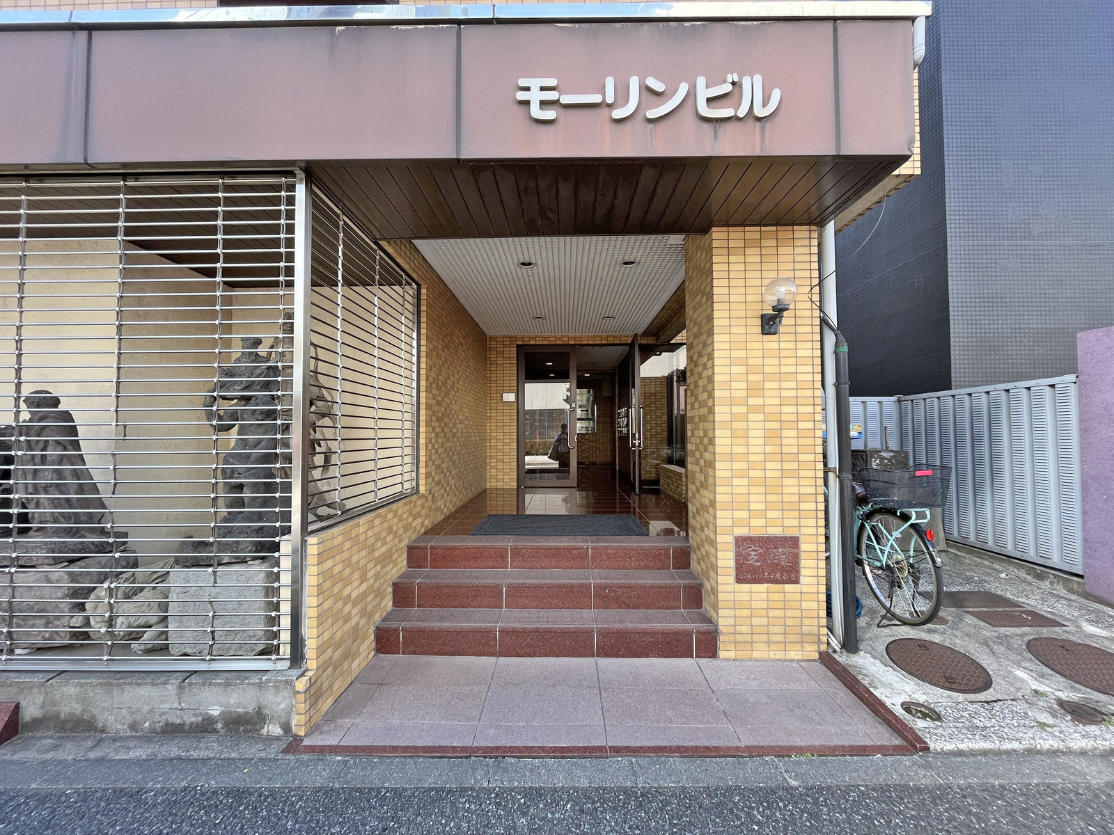 オフィスビル出入り口
