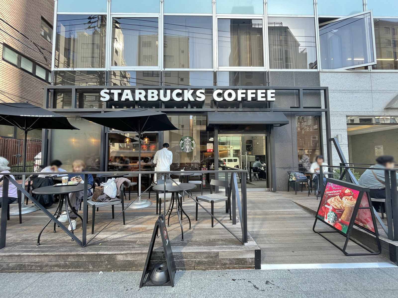 1階のスターバックス南青山骨董通り店
