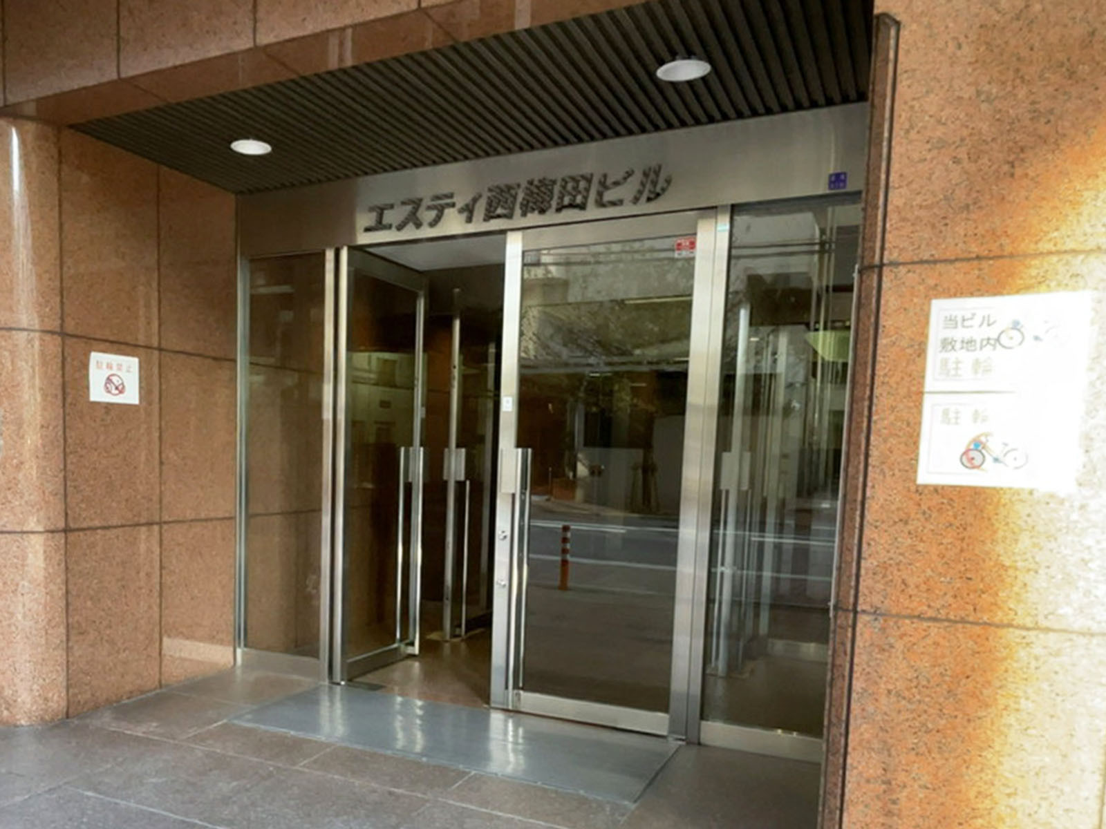 オフィスビル出入口