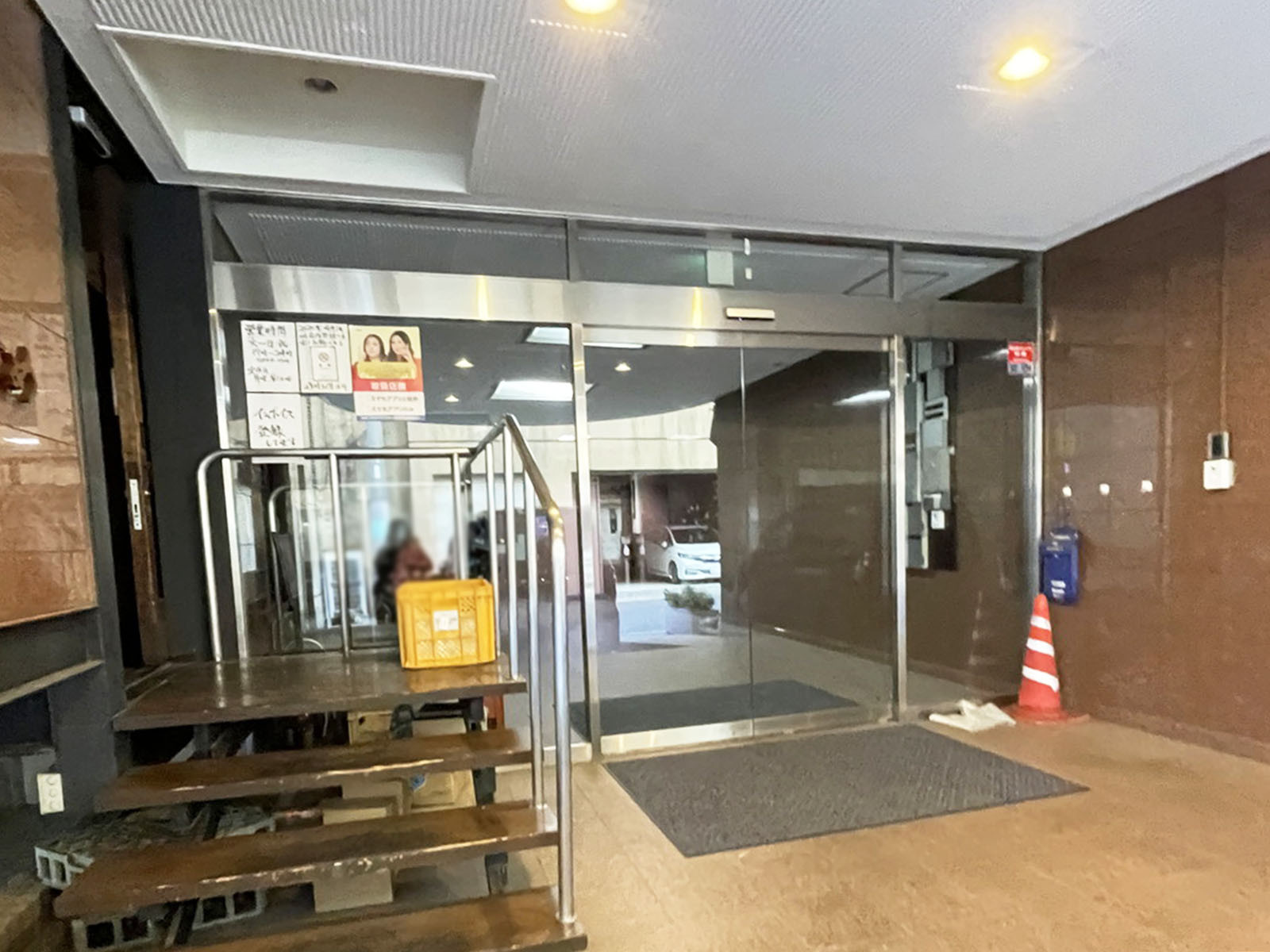 オフィスビル出入口
