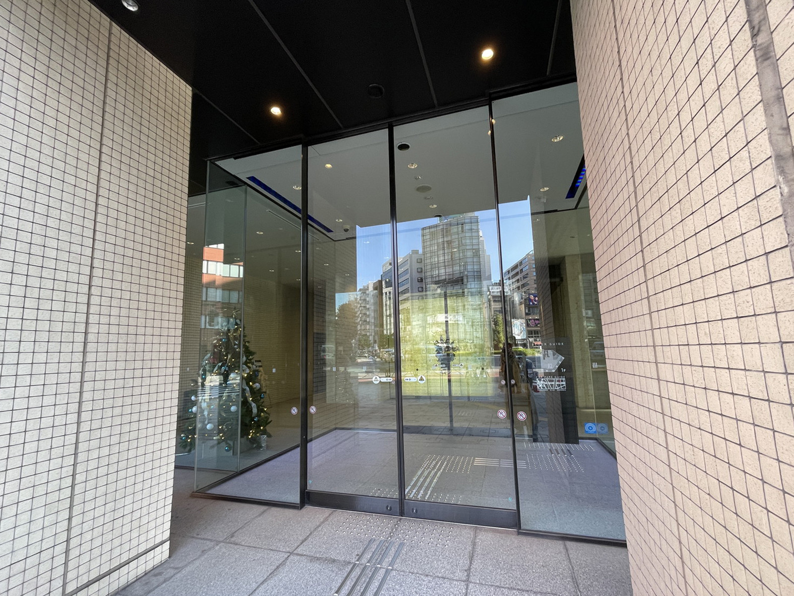 オフィスビル出入口