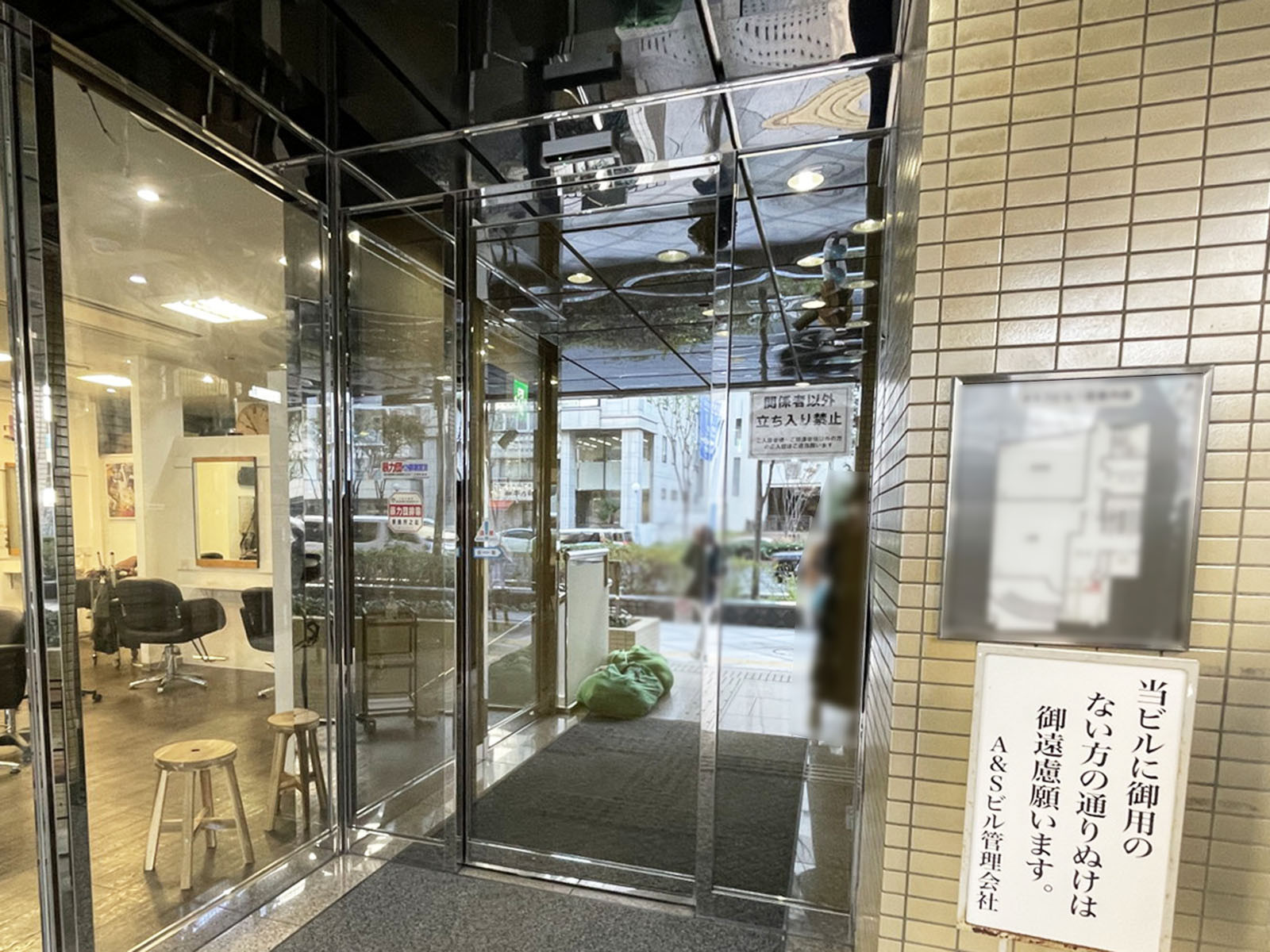 オフィスビル出入口
