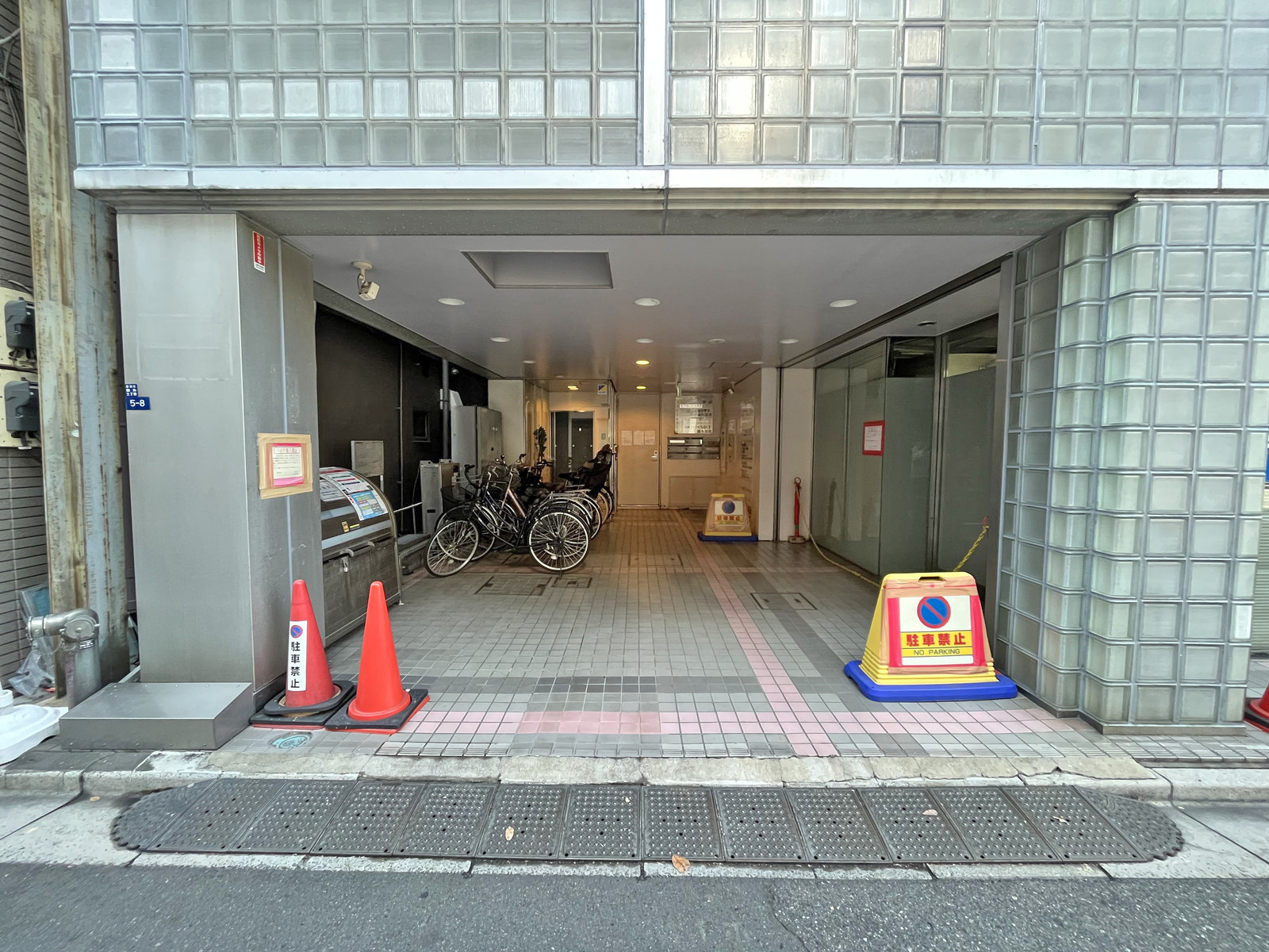 オフィスビル出入り口