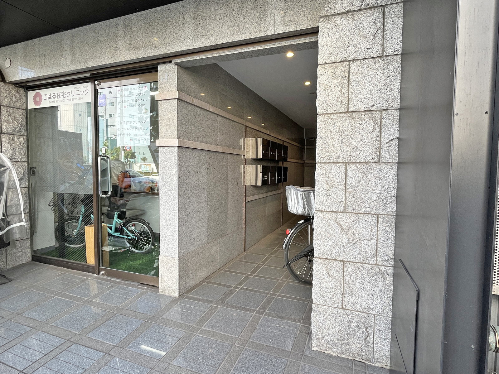 オフィスビル出入口
