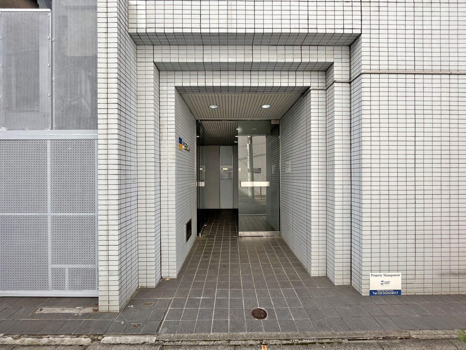 オフィスビル出入り口