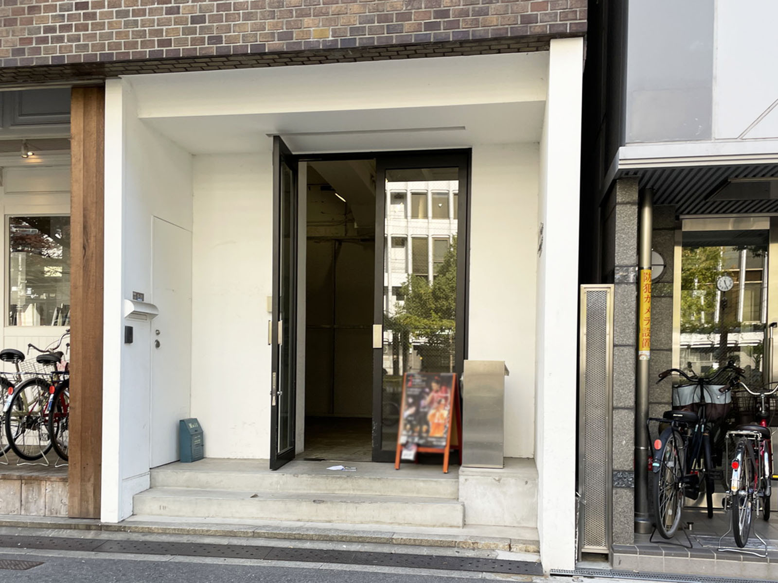 オフィスビル出入口