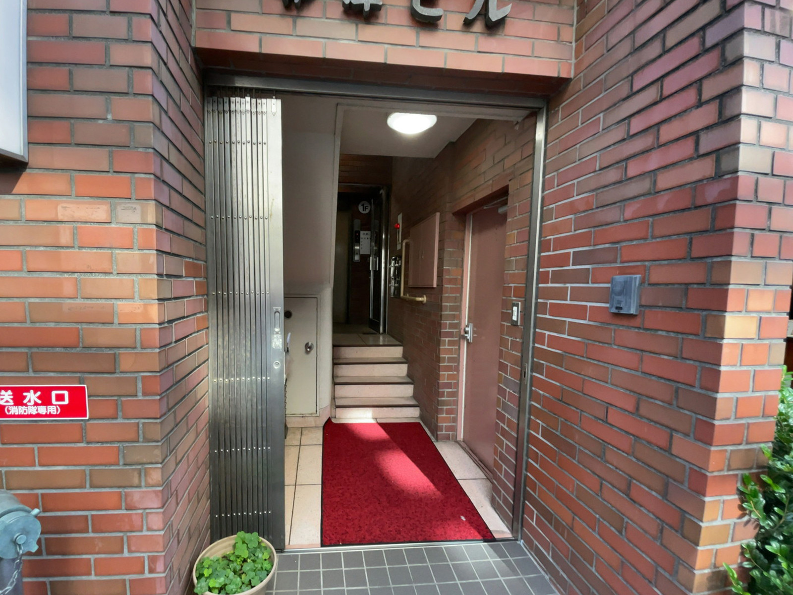 オフィスビル出入口