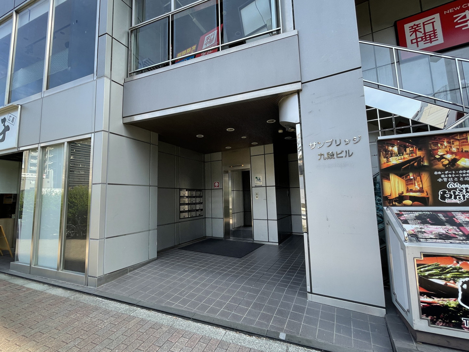 オフィスビル出入口