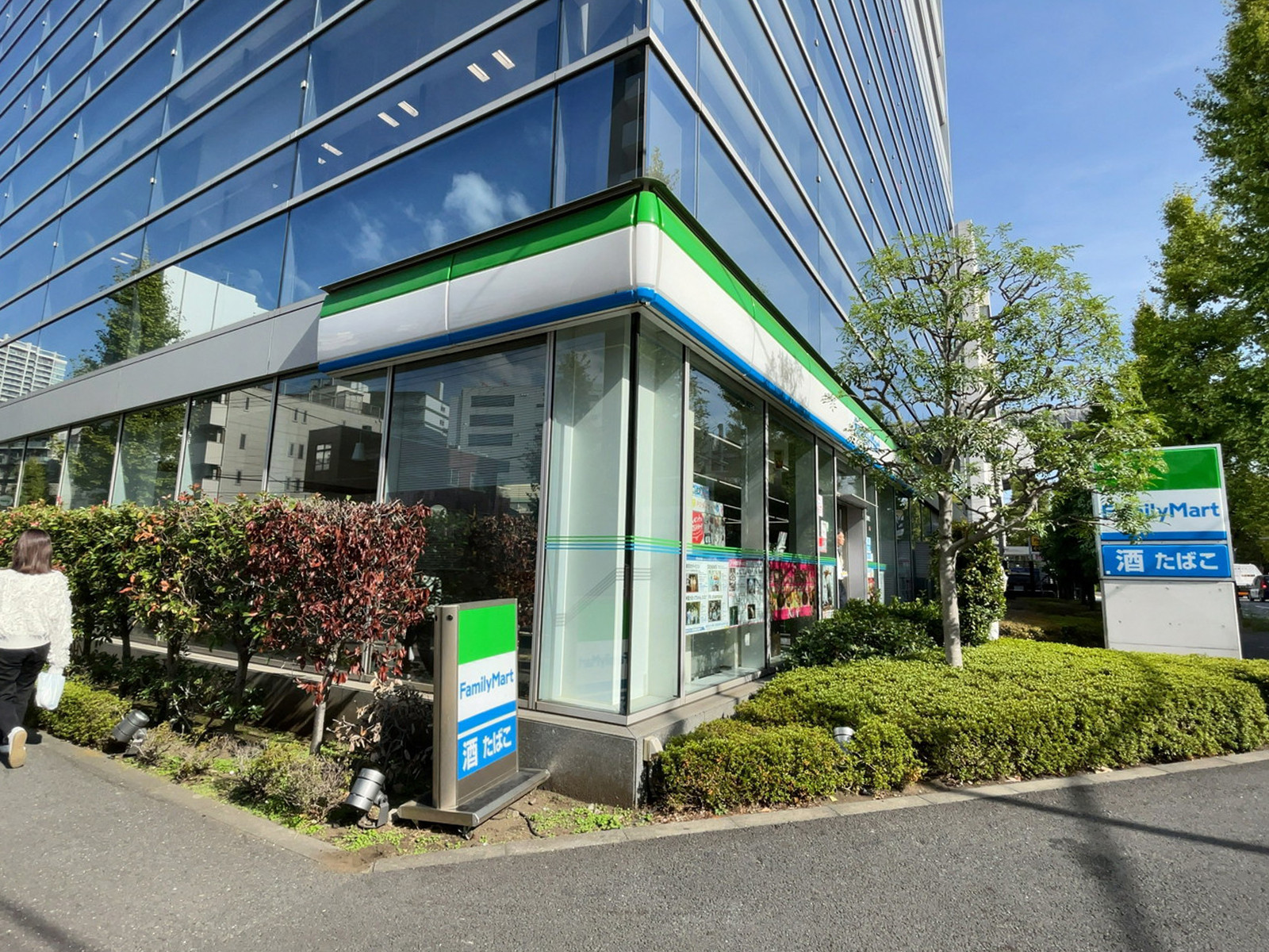 1階のファミリーマート 海岸三丁目店