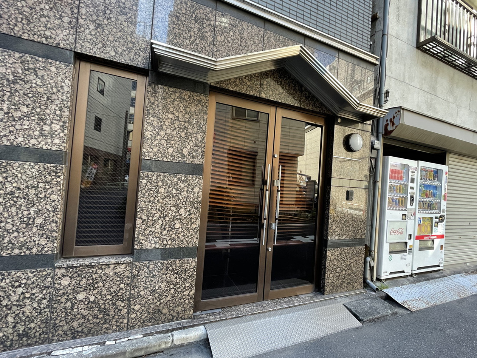 オフィスビル出入口