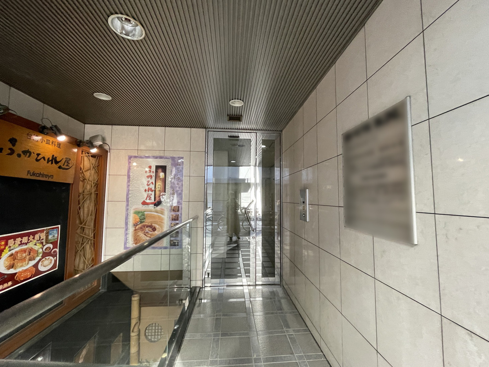 オフィスビル出入口