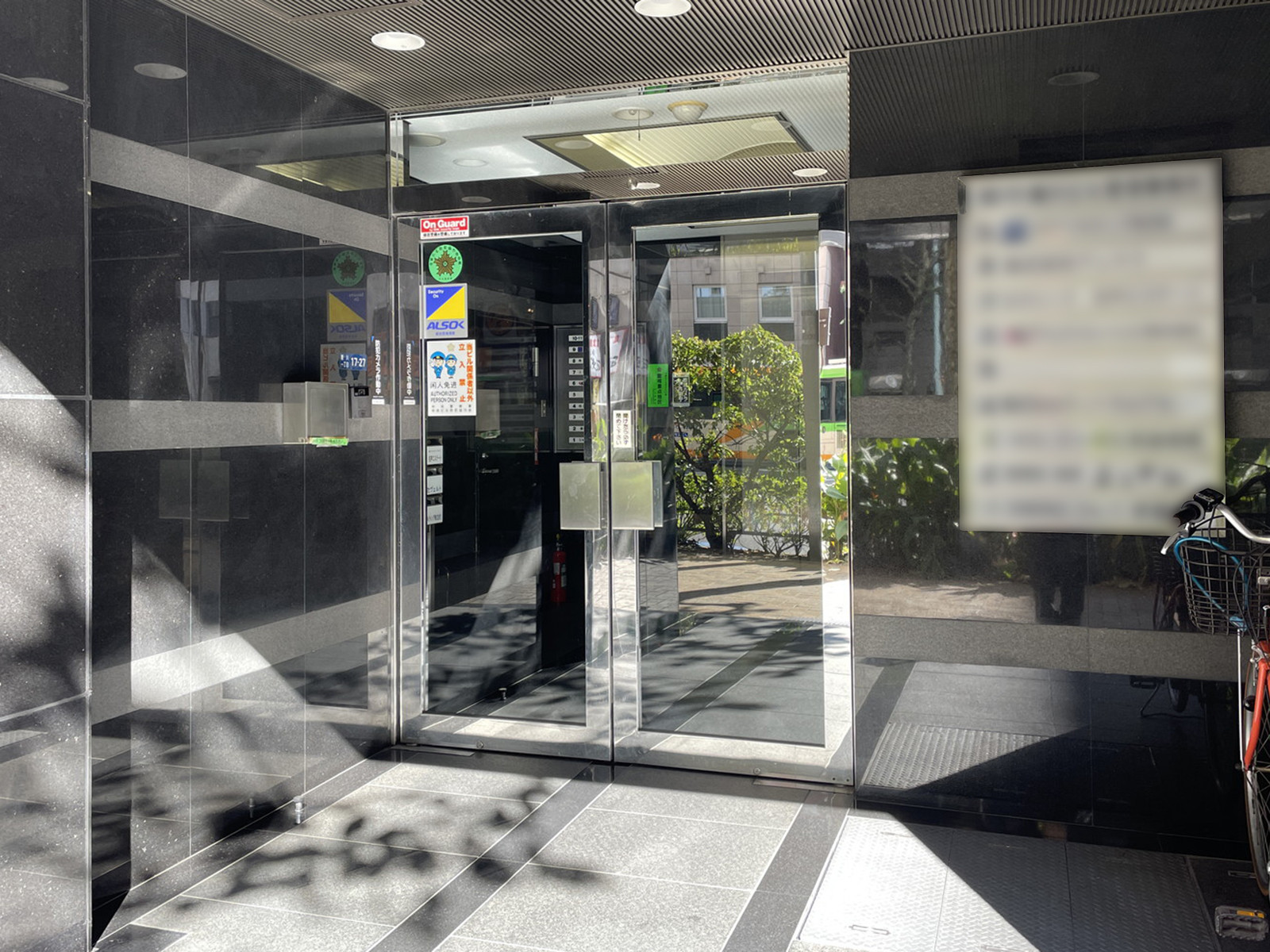 オフィスビル出入口