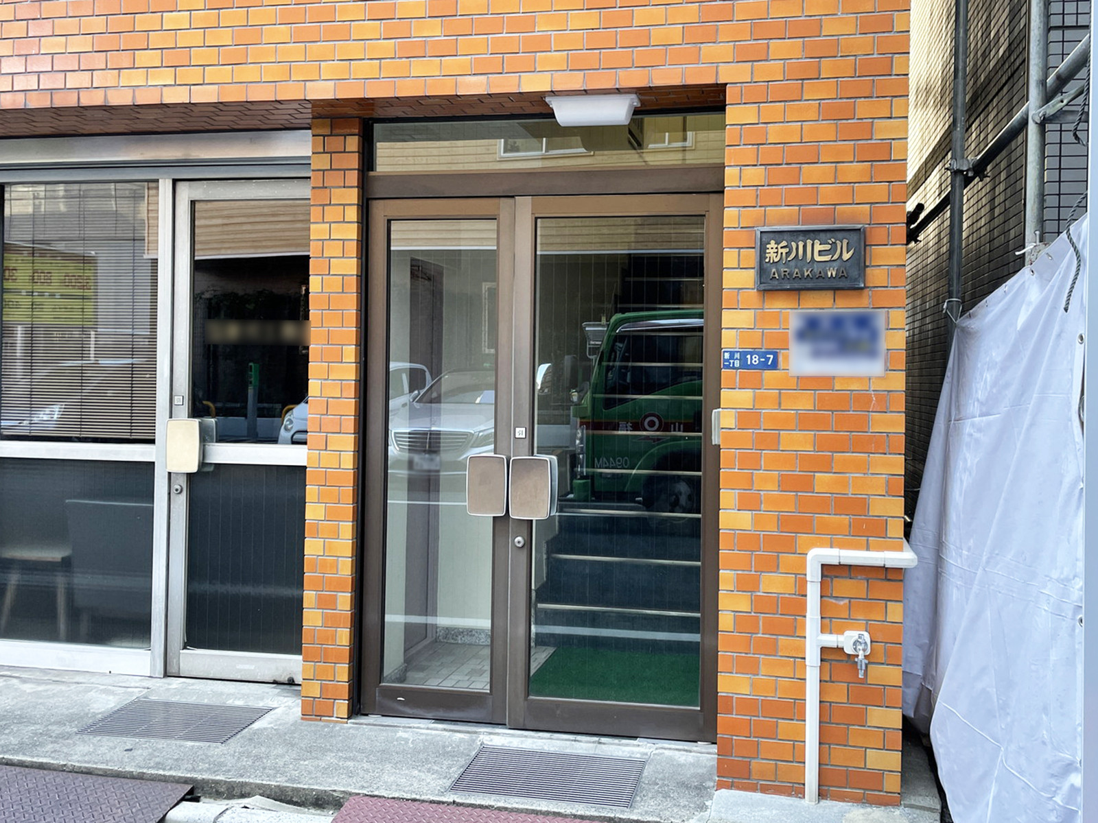 オフィスビル出入口